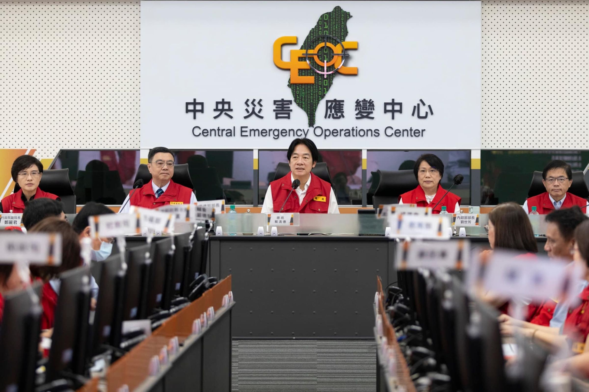 賴清德今宣布,全台淹水50公分以上民眾,每戶補助2萬元。(翻攝自賴清德臉書)