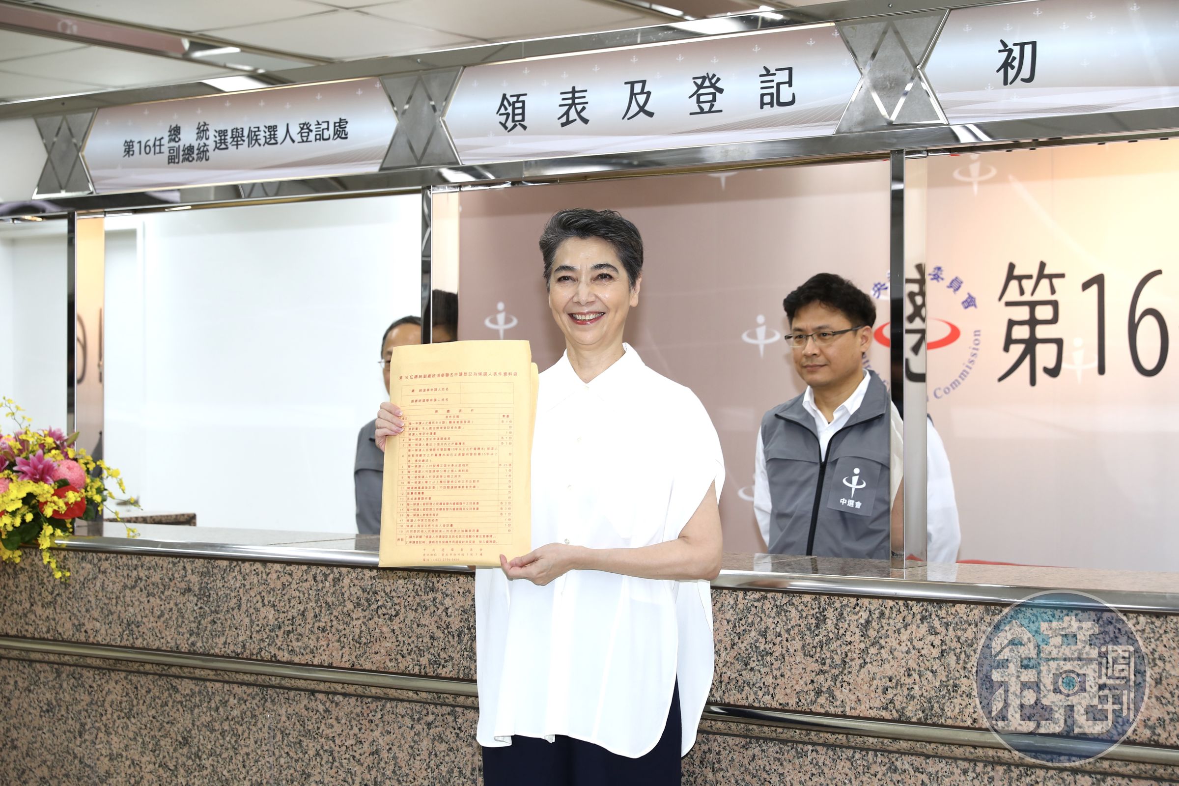 總統候選人之一的郭台銘副手搭檔賴佩霞今（22日）下午赴中選會領表，但對於是否會登記參選，賴未正面回應。