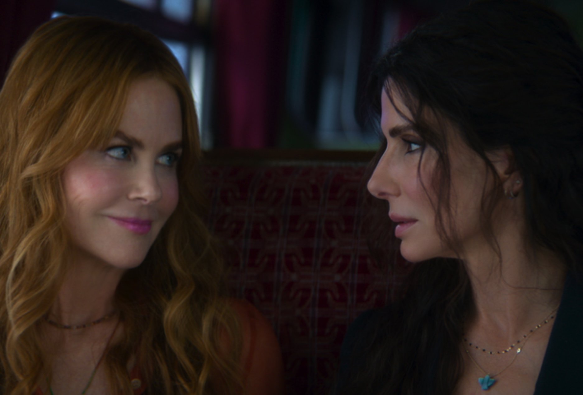 珊卓布拉克（右）與妮可基嫚（左）睽違28年再度攜手合作全新續作《超異能快感：魔法之書》。（華納提供）