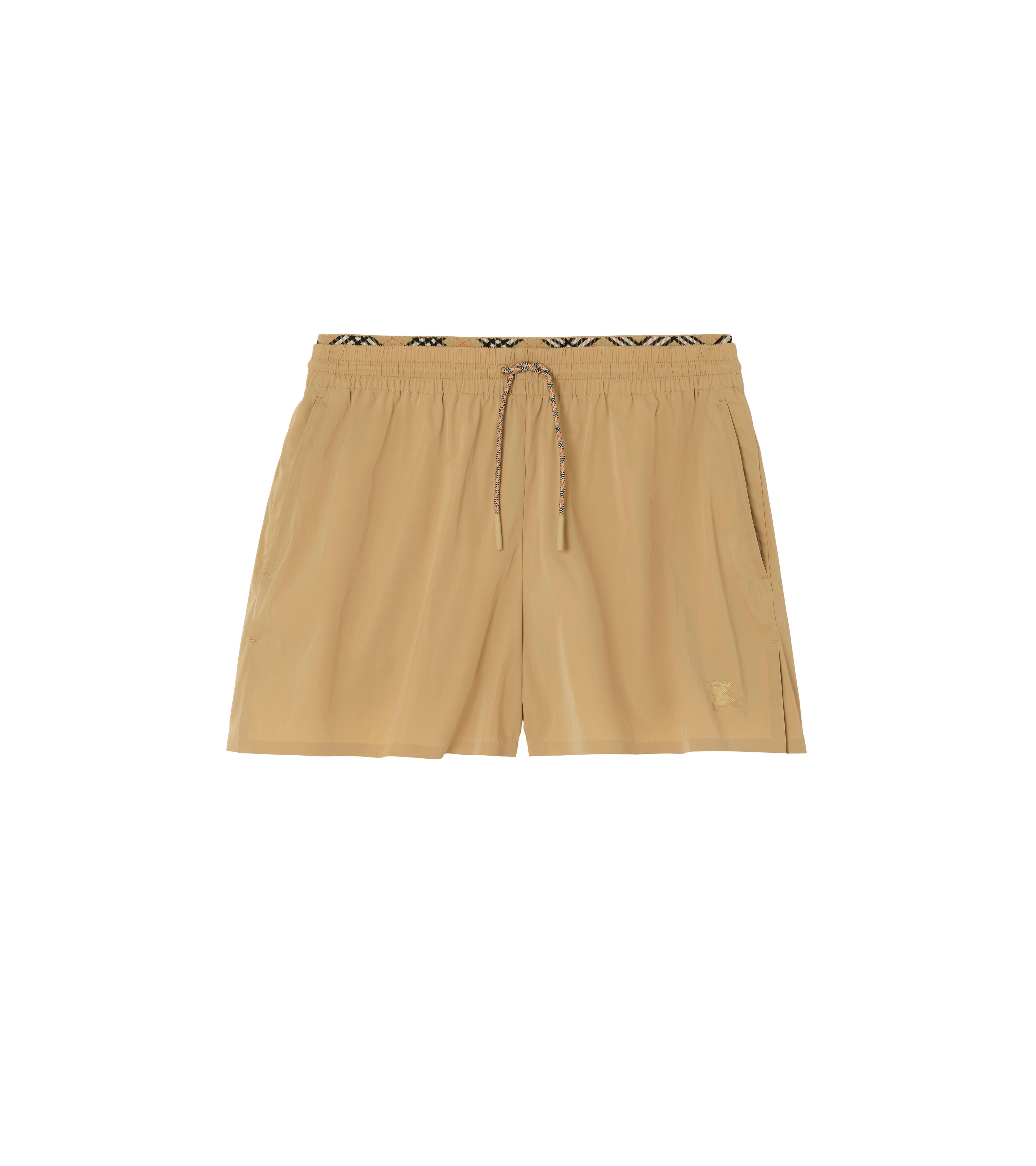 米色彈性尼龍短褲。NT$18,500（BURBERRY提供）