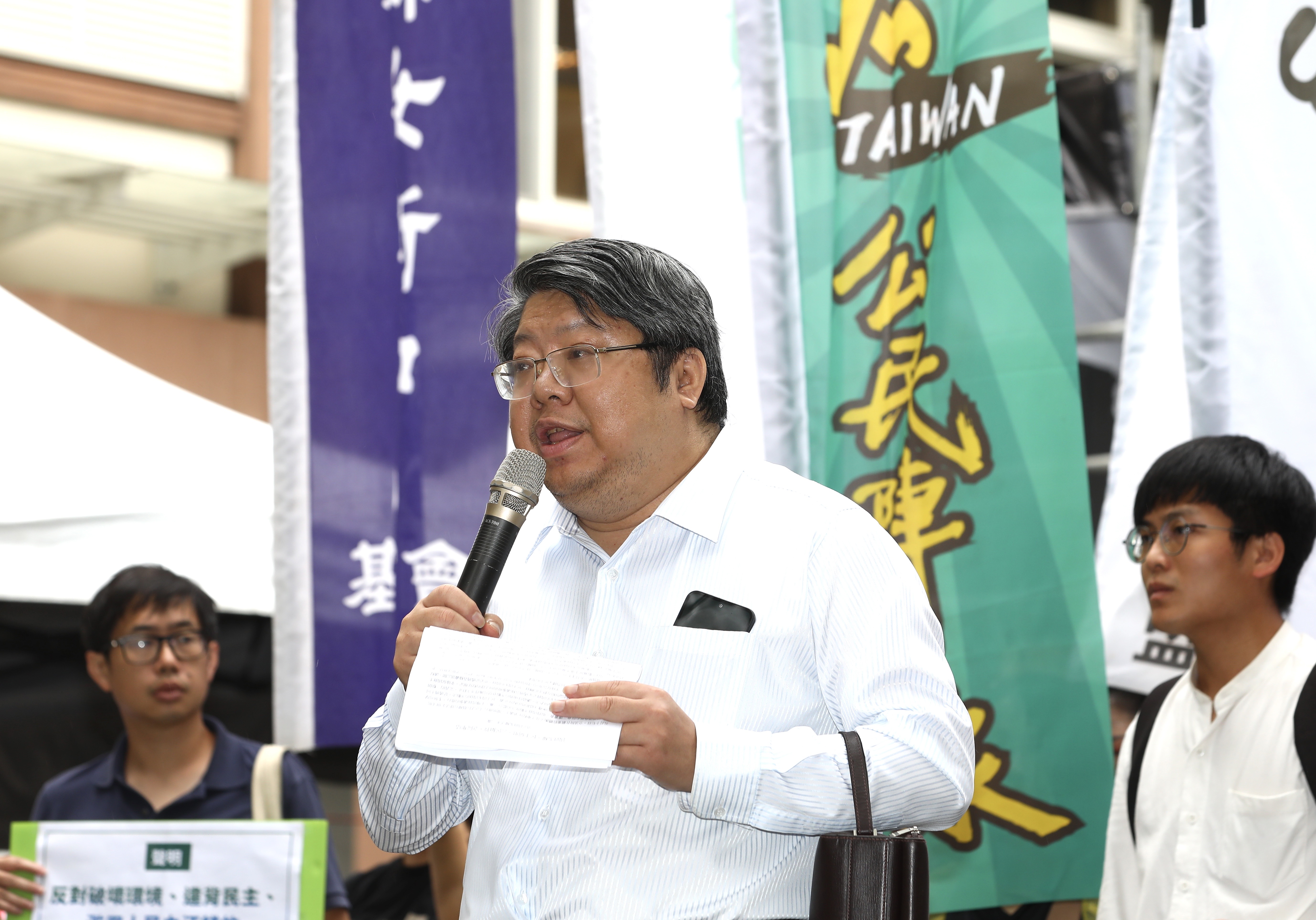 經民連召集人賴中強質疑警方刻意刁難路權申請。（本刊資料照）