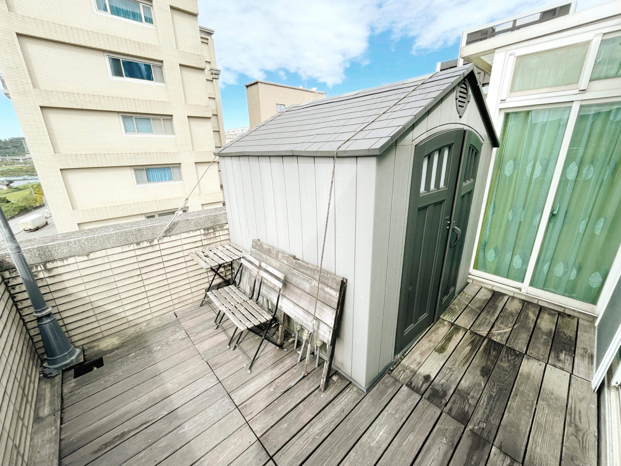 房東將好市多戶外儲藏屋改造成獨立衛浴間，還用拉繩固定。（翻攝自臉書粉專《奇葩裝潢分享中心》）