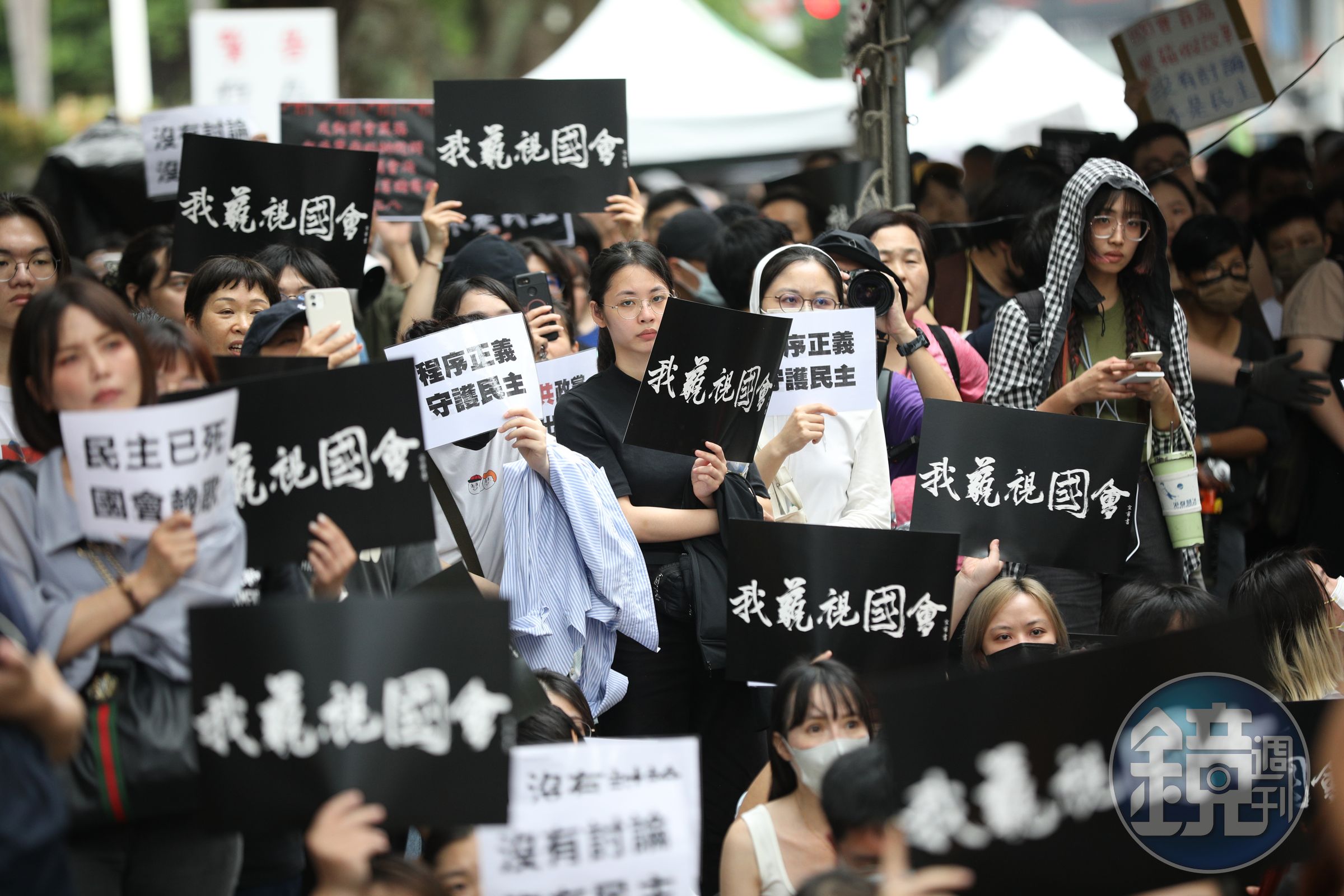 21日立法院夜審職權行使修正法案，院外集結大批抗議民眾，被稱為太陽花運動2.0。
