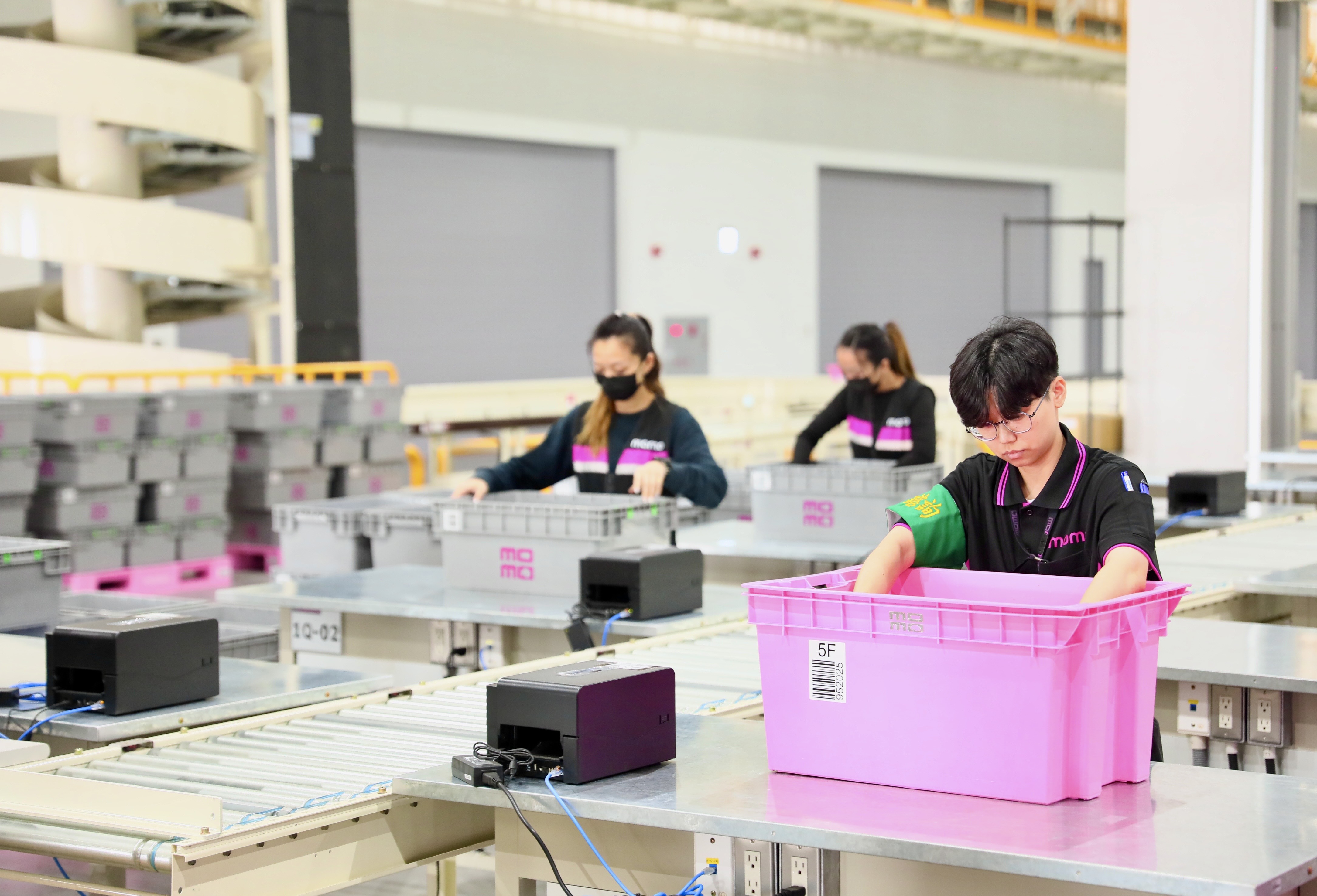 momo南台灣最大倉儲正式啟用。