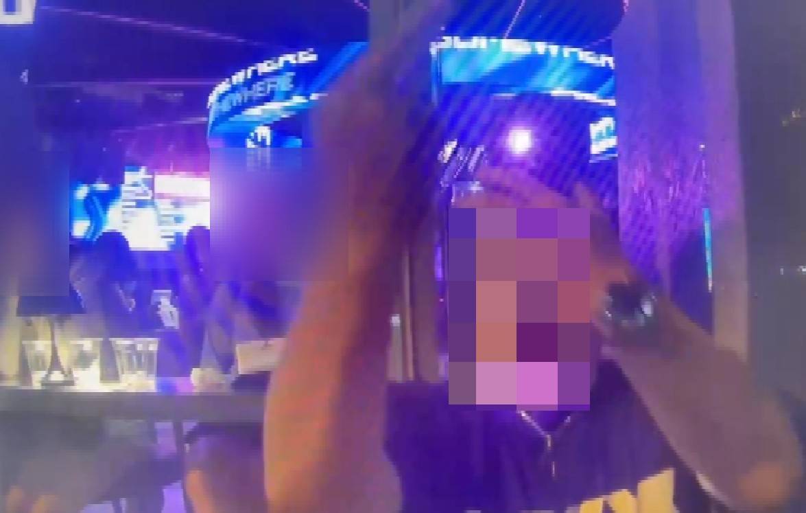 顏姓律師酒後對警察比中指，說「我弄死你」。 （翻攝畫面）