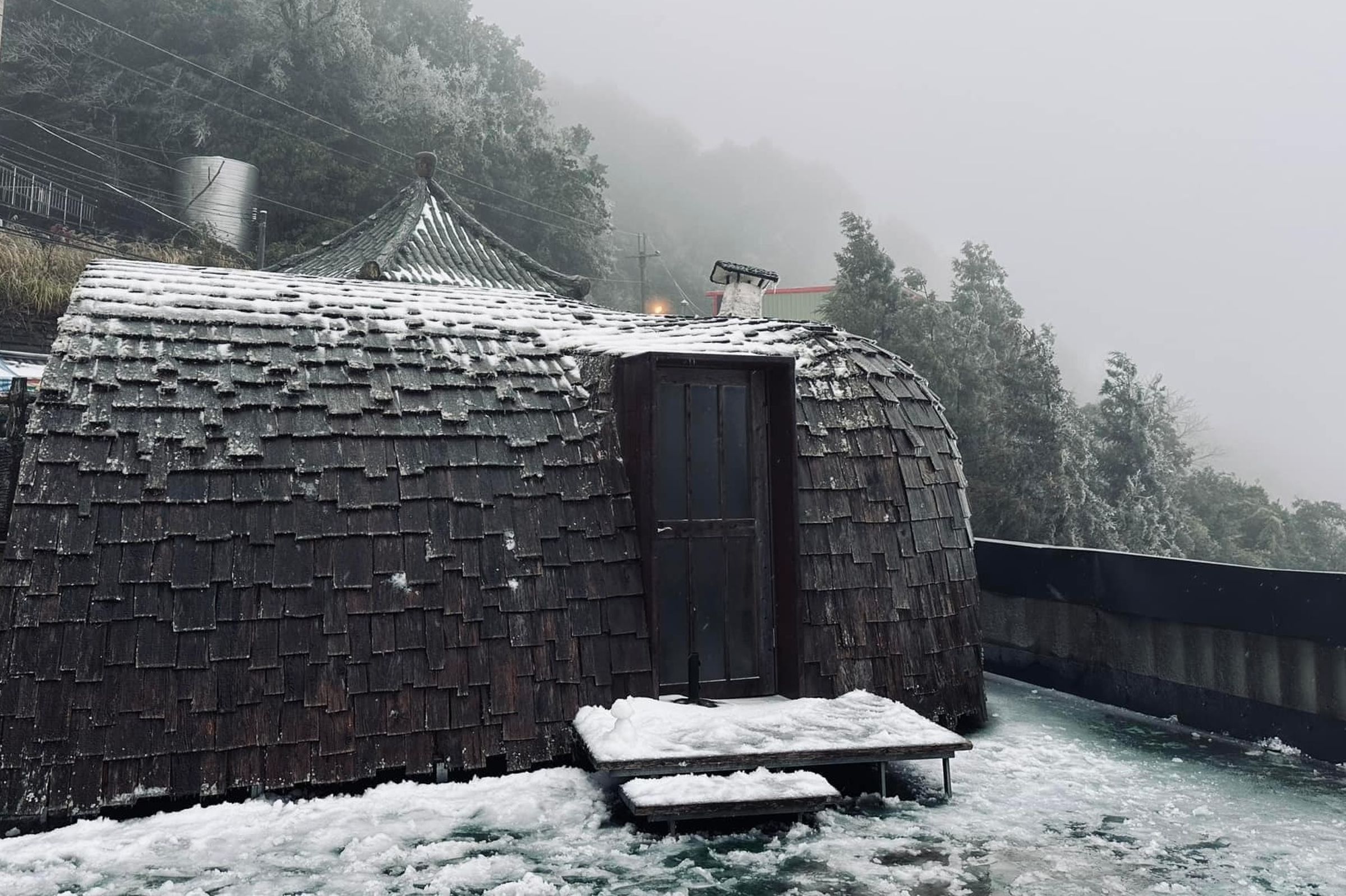 新竹尖石玉峰、秀巒村道路積雪已達5公分厚，店家卻開心不起來，傻眼表示「水源結冰無水可用」。（翻攝自「竹縣好好玩」臉書）