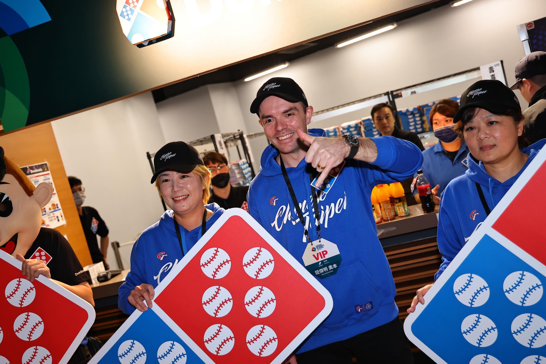 達美樂外籍執行長親自拿著「骰到6」的看板到現場挺台灣隊，最後台灣隊真的得6分獲勝。（翻攝自Threads@dominospizza_tw）