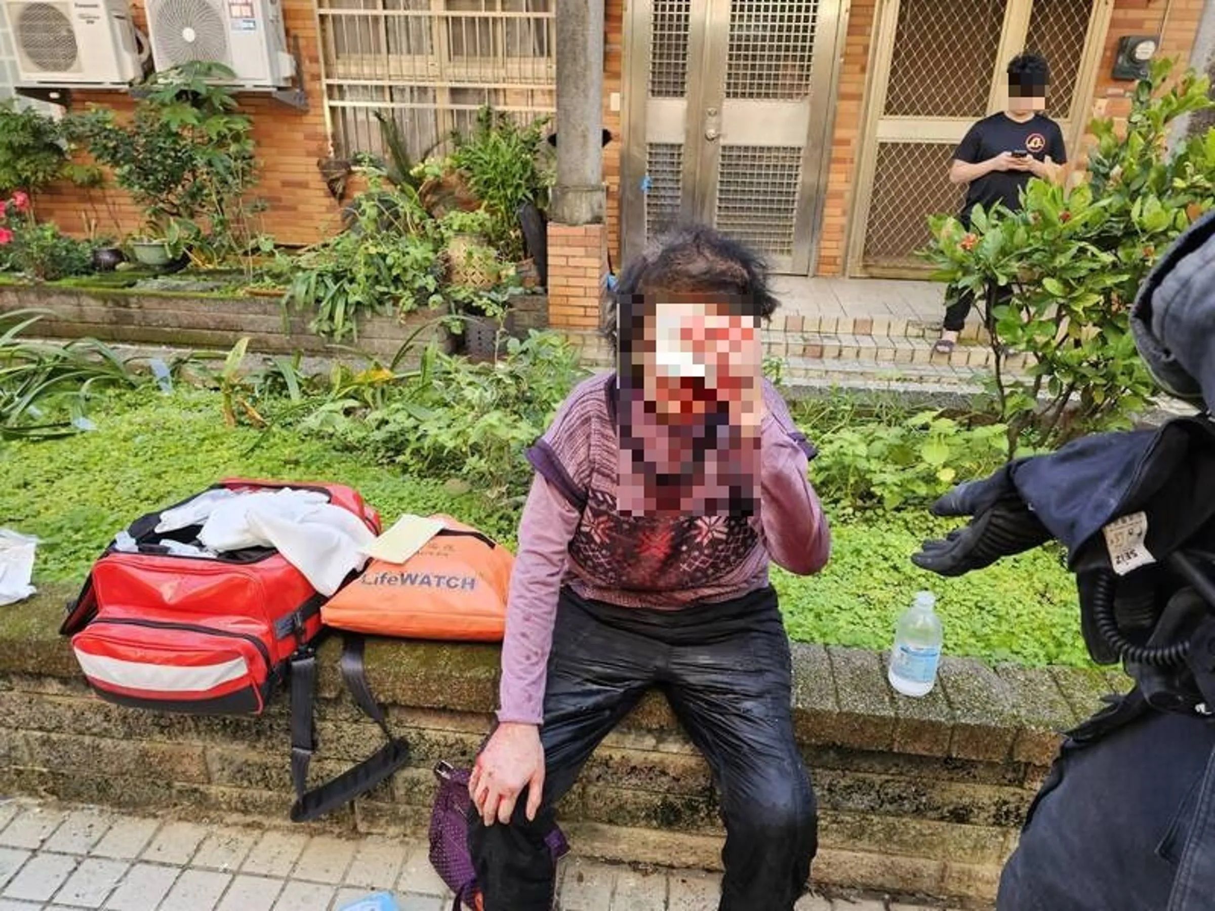 宜蘭一對年長洪姓姊弟拆封包裹遭炸傷，警方查出洪婦的兒子與人有投資糾紛，深夜逮捕一名吳姓男子。（翻攝畫面）
