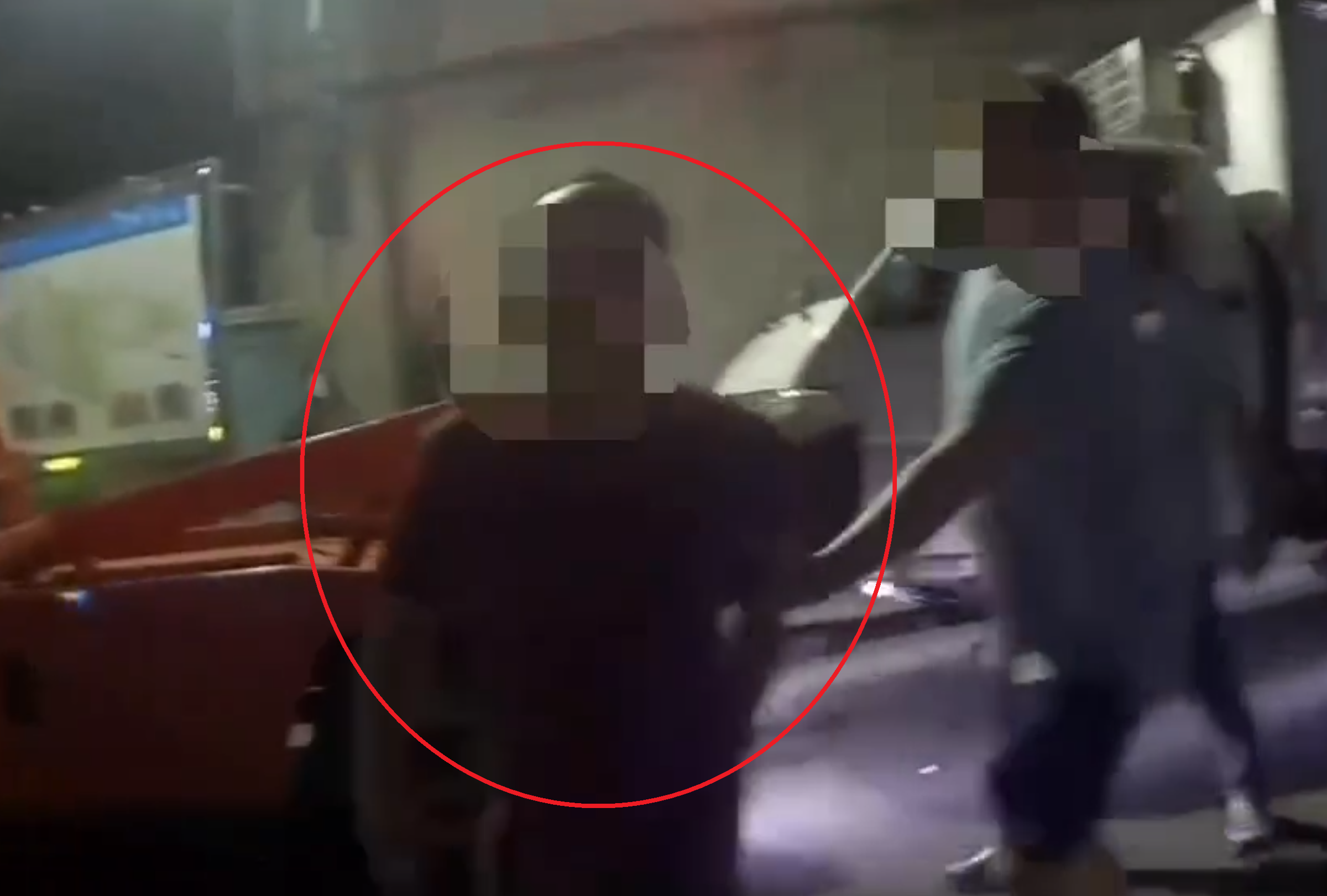 梅姓男子不滿貨車遭拖吊,竟向警方叫囂甚至持剪刀作勢攻擊。(翻攝畫面)