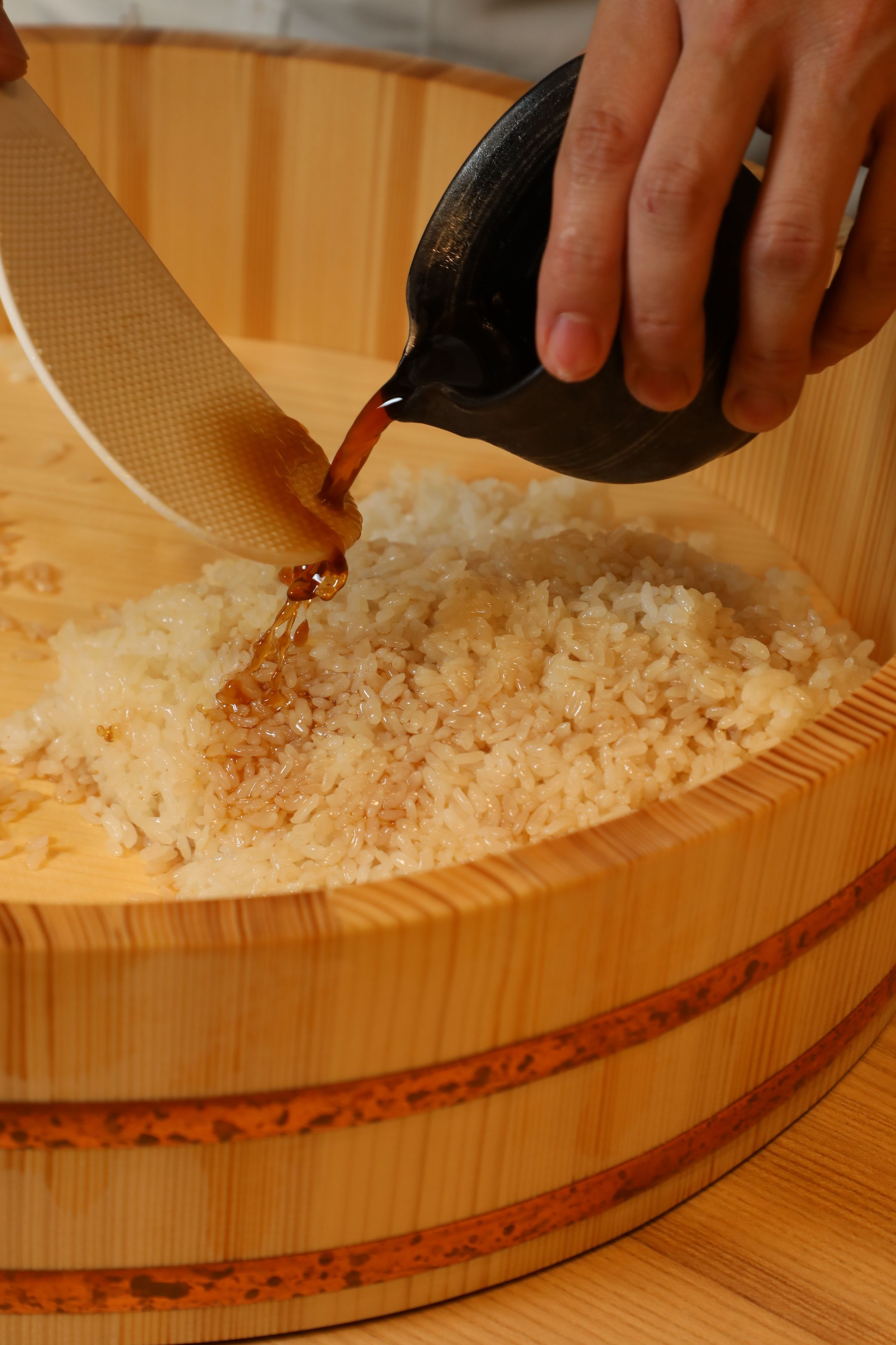 金子風醋飯使用琥珀醋混合江戶丹念醋製作。