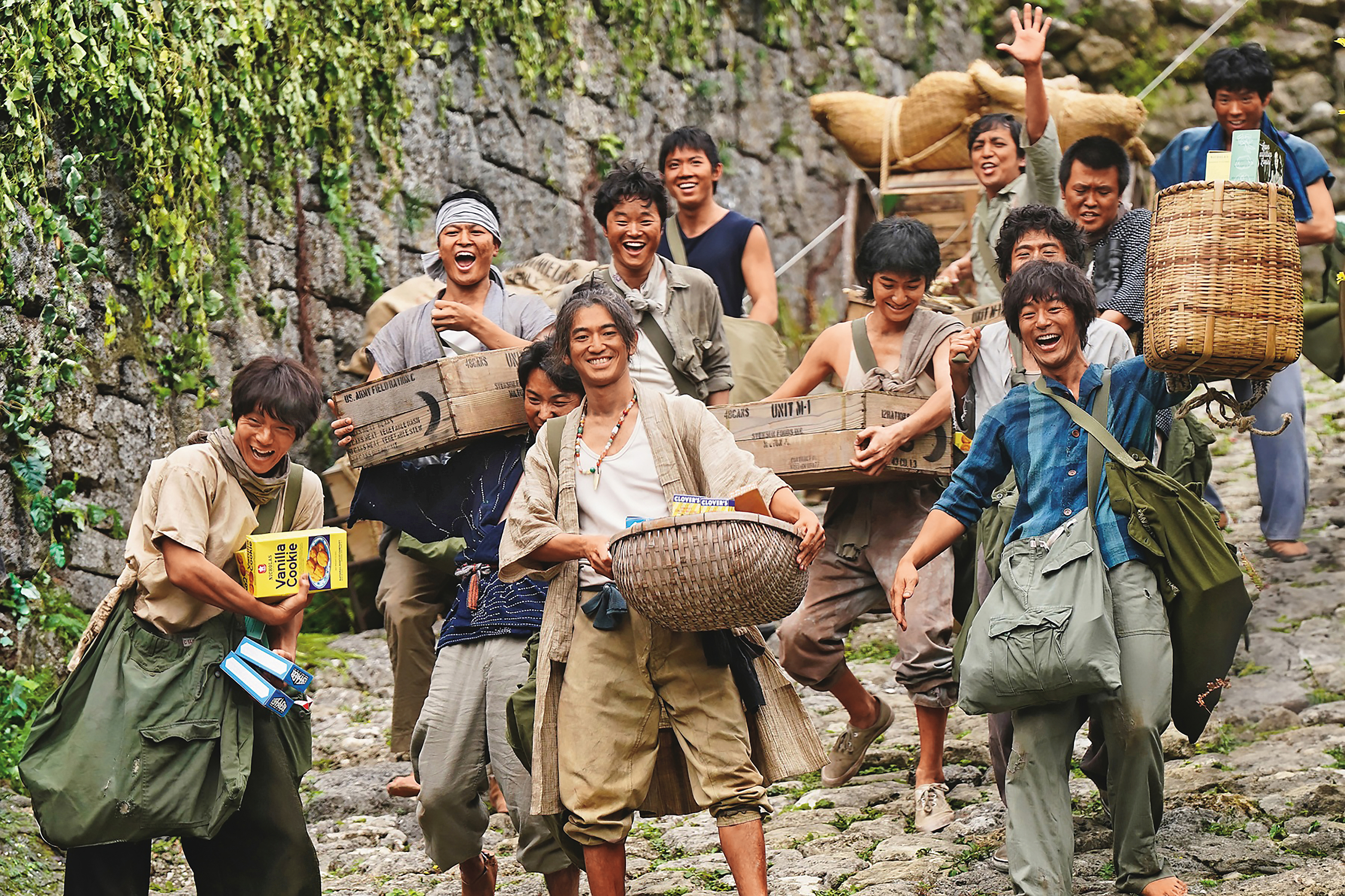 電影《寶島》聚焦二戰後沖繩不為人知的歷史，自稱「戰果撈客」的年輕人闖入美軍基地盜取物資，首領卻在某次行動中消失。（東映提供）