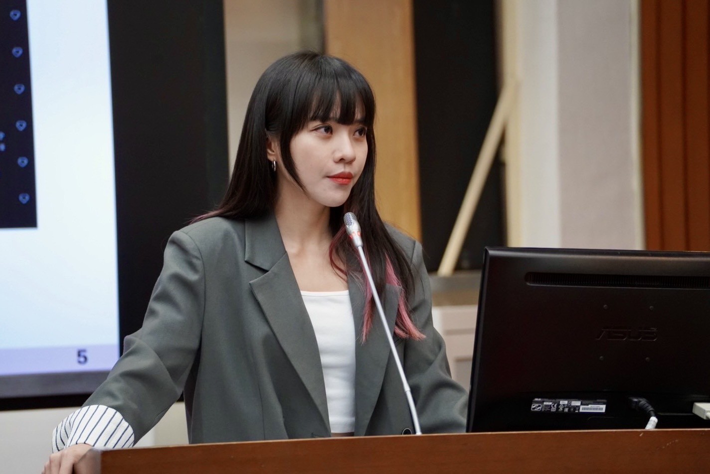 藍白齊發聲譴責中國搶賀電，黃捷曝「關鍵」。（黃捷國會辦公室提供）