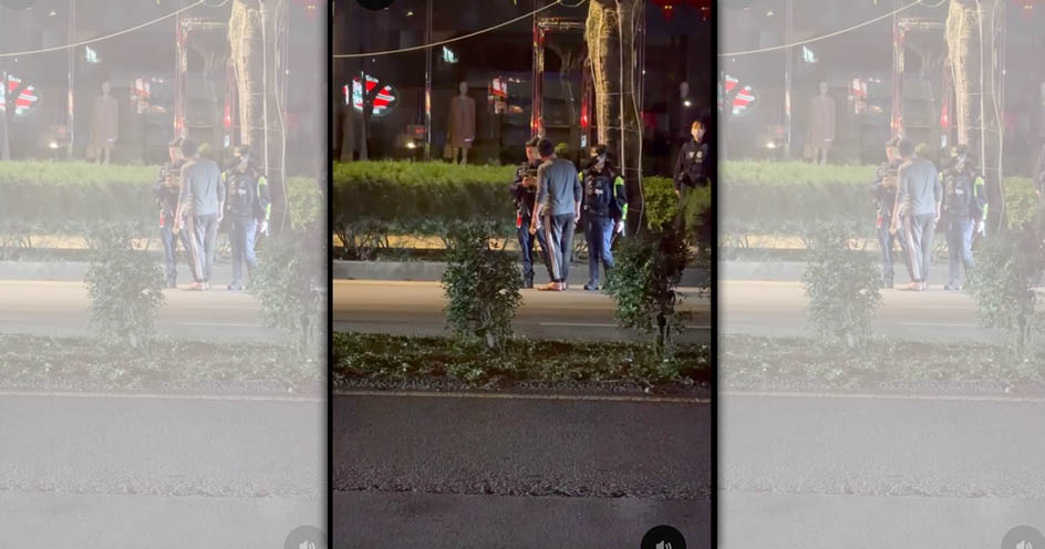 民眾拍下周男在街頭咆哮的畫面。（翻攝網路）