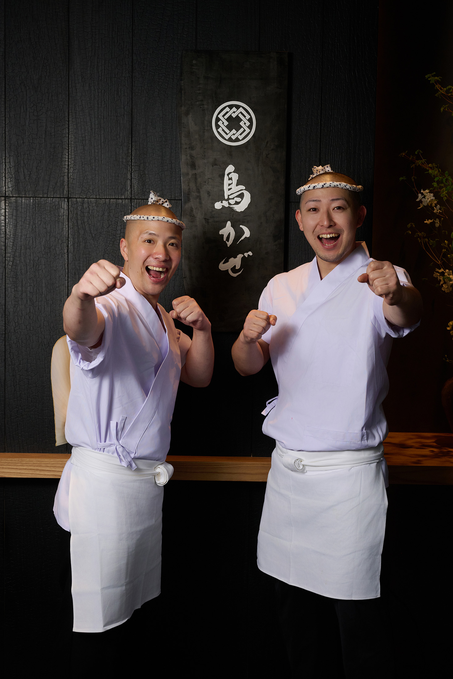 主廚武政宇邦（右）和副主廚柏谷雄太（左）將池川義輝的「烤雞肉道」哲學引進台灣。（TORIKAZE TAIPEI提供）