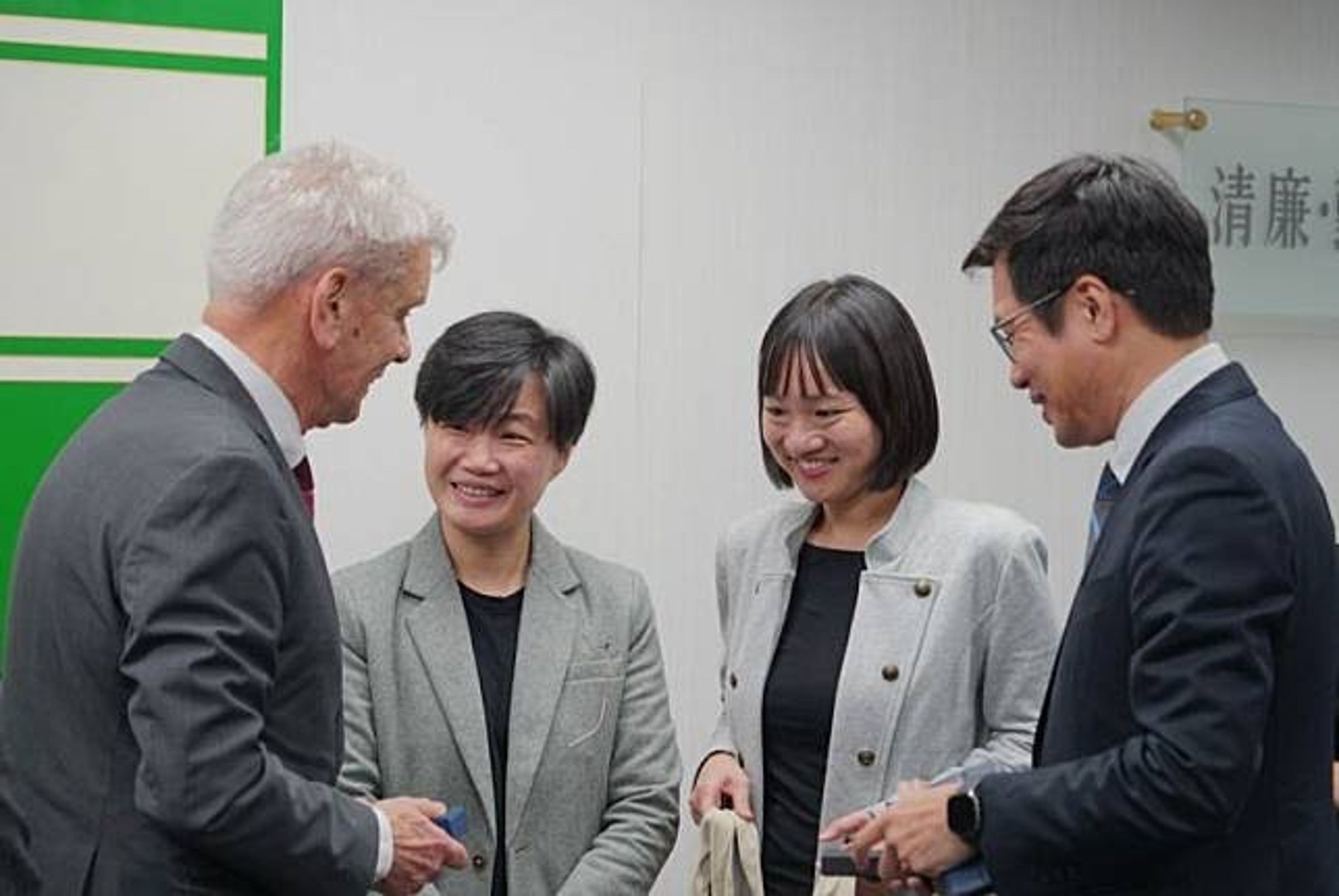 民進黨副秘書長楊懿珊(左二)內定接任駐美副代表。圖為她去年接待時任法國參議院副議長兼友台小組主席李察(Alain Richard)參訪團。(民進黨提供)