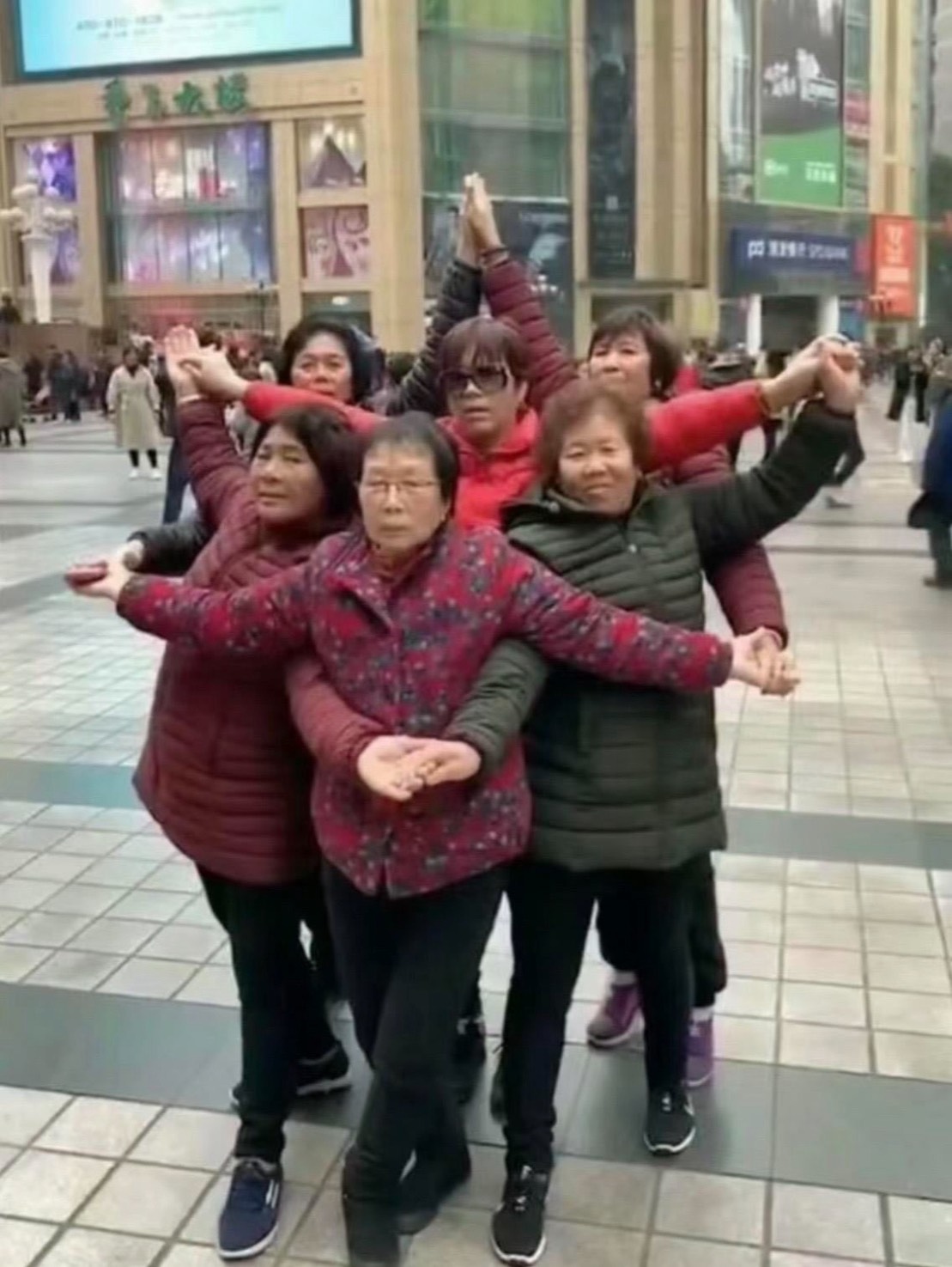 許多網友則想到這個複雜的拍照姿勢。（翻攝畫面）