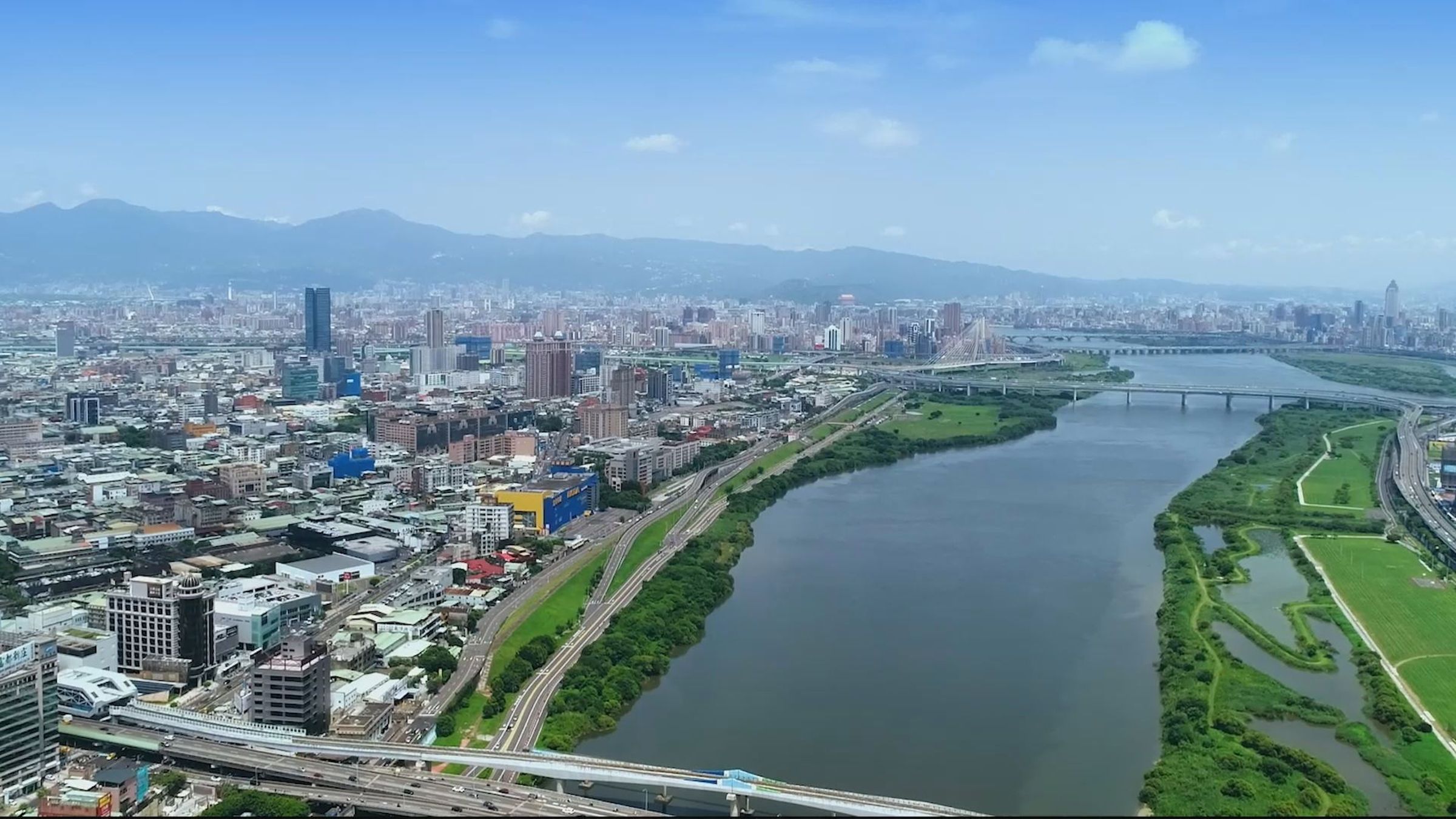 都廳大院2坐擁開闊的河岸景觀，就如JG老師說的增添住家四季變換的無價窗景，是十分具有投資價值的水岸公園住宅。