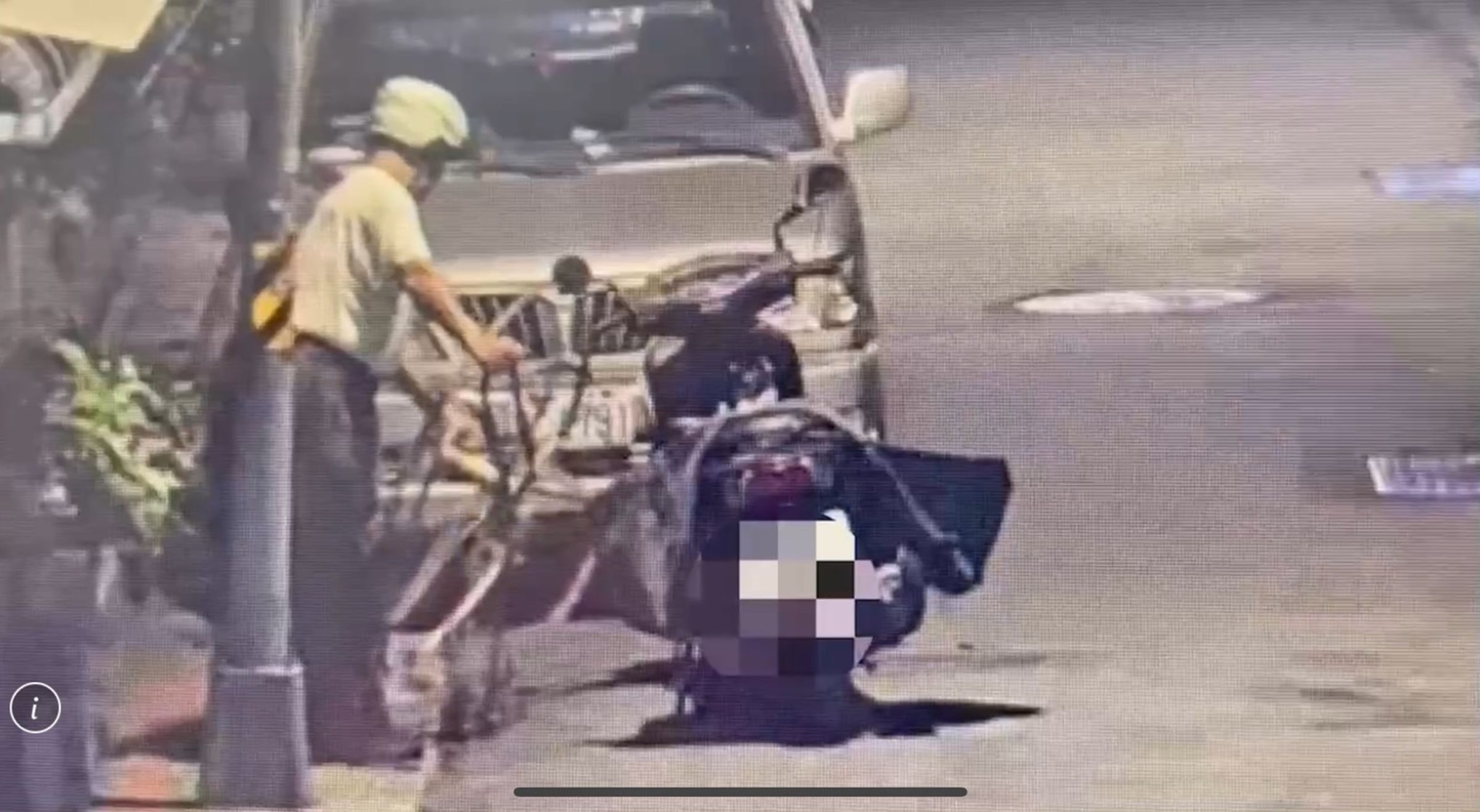 楊男行經某公寓1樓,發現路邊鐵架便下車搬取。(翻攝畫面)