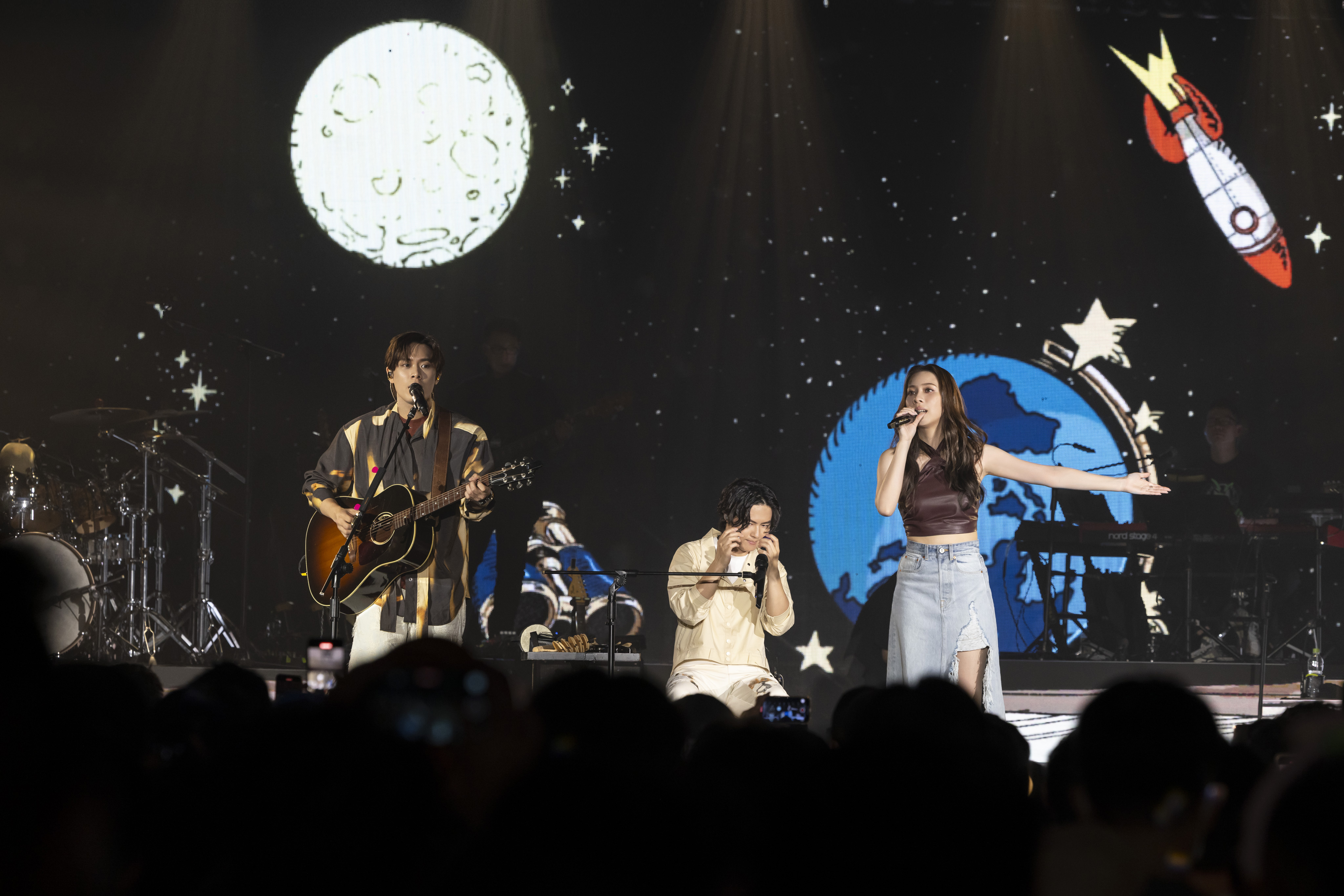 告五人在母校宜蘭高中開唱，成員心情緊張又激動。（相信音樂提供）