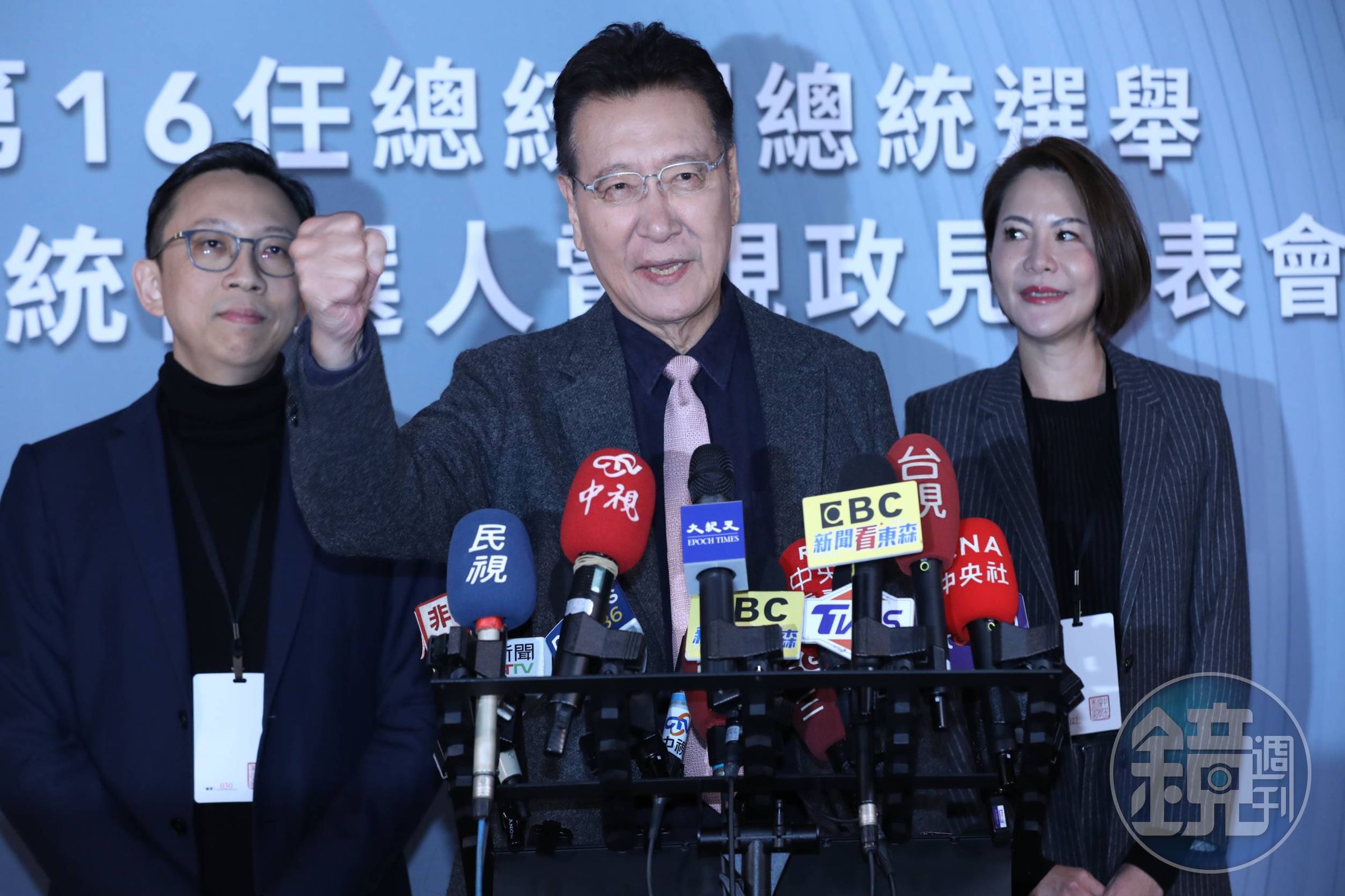 趙少康（中）繼昨晚口誤「賴清德是我老大」，今替江啟臣站台再度口誤「江啟臣是恐怖份子！」（本刊資料照）