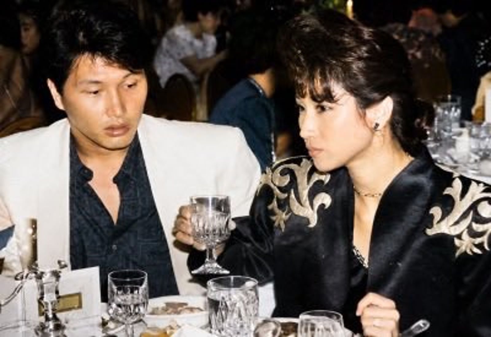 崔泰源與盧素英1988年9月結婚，當時盧素英的父親盧泰愚剛就任南韓總統不久，2人的婚禮甚至被外界形容為「世紀婚禮」。（翻攝自X）
