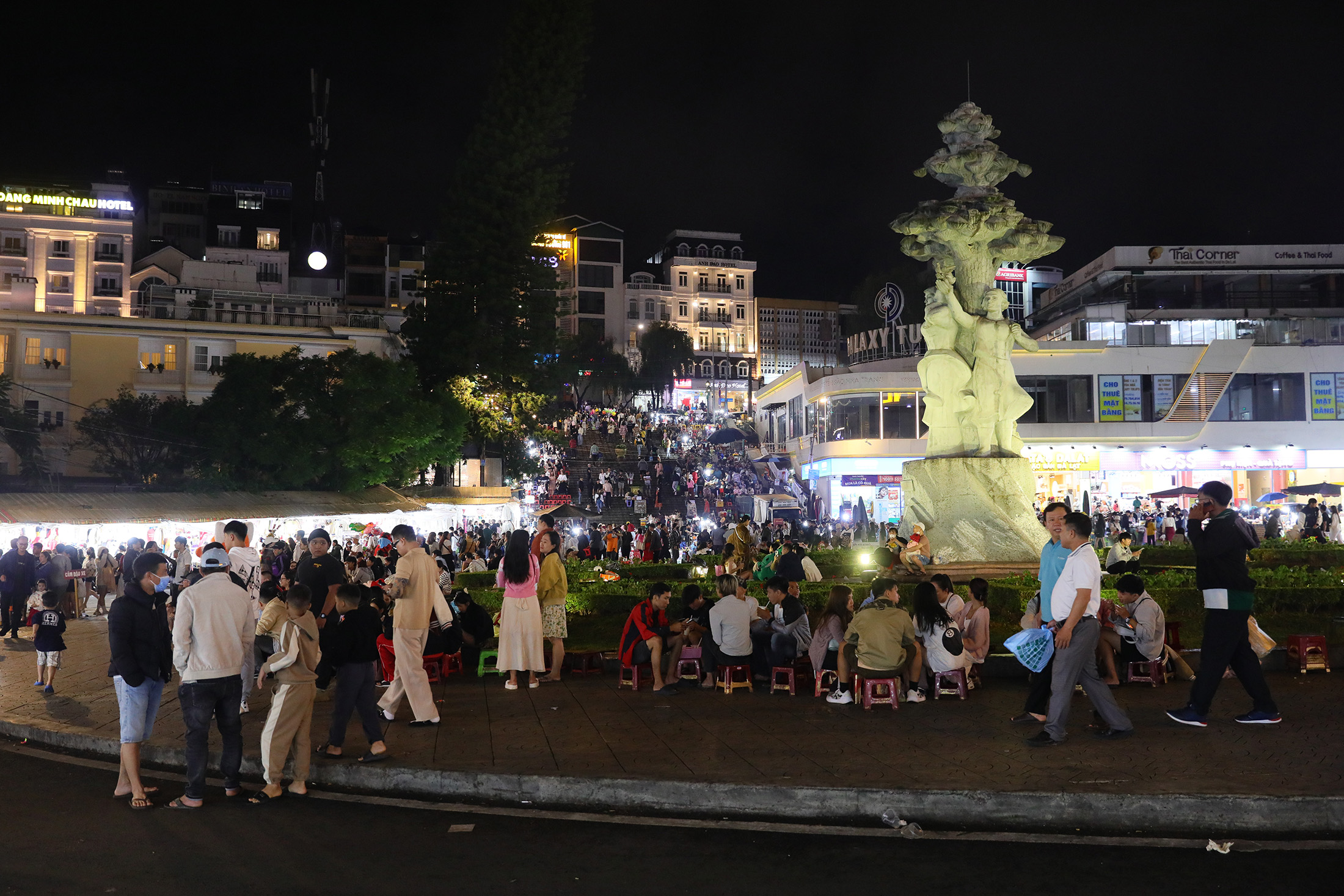 大叻夜市沿著大叻市場往外延伸，每天晚上6點後就變成體驗山城夜生活的最佳去處。