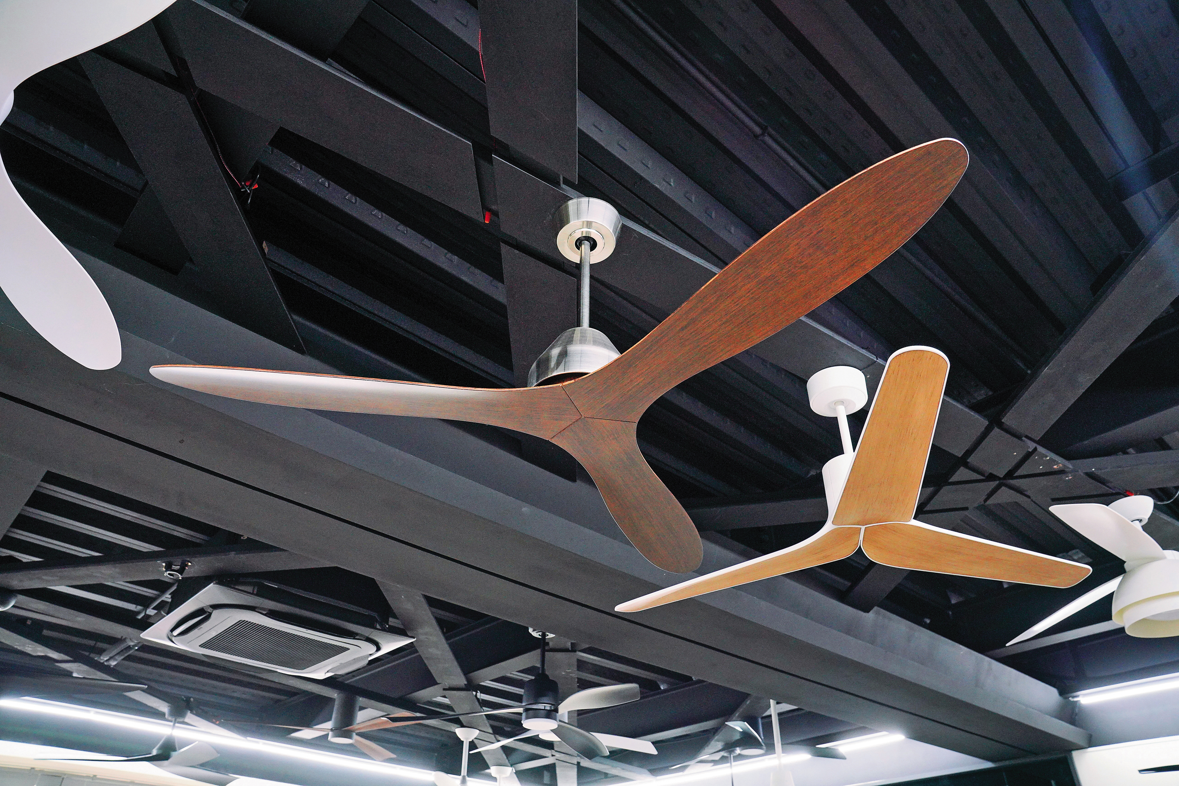 昶瑞產品終端零售價介於399到799美元間，屬於中高價位。