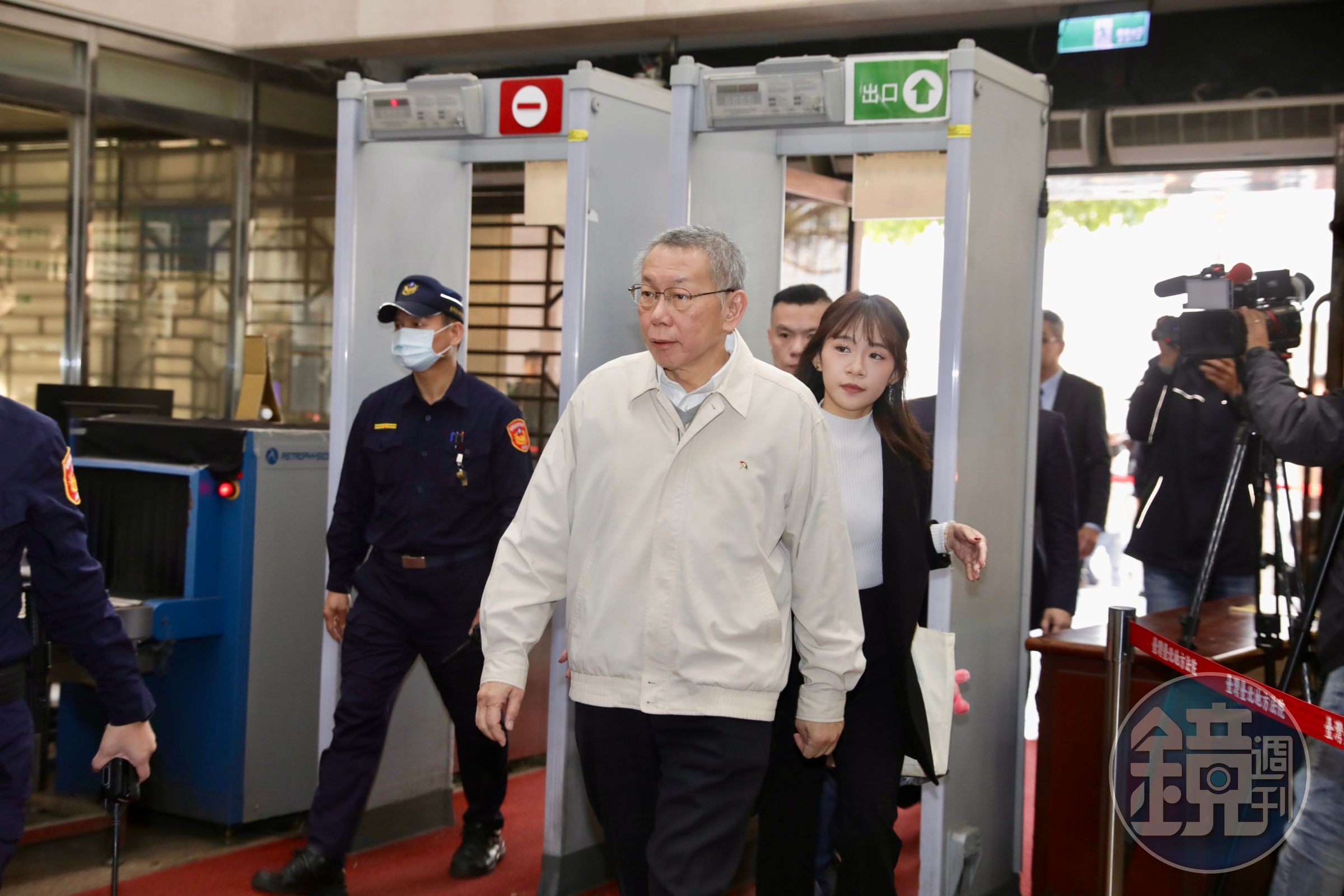 北院昨日深夜裁定柯文哲7,000萬元交保，今日起限制出境、出海各8個月，附加科技設備監控。