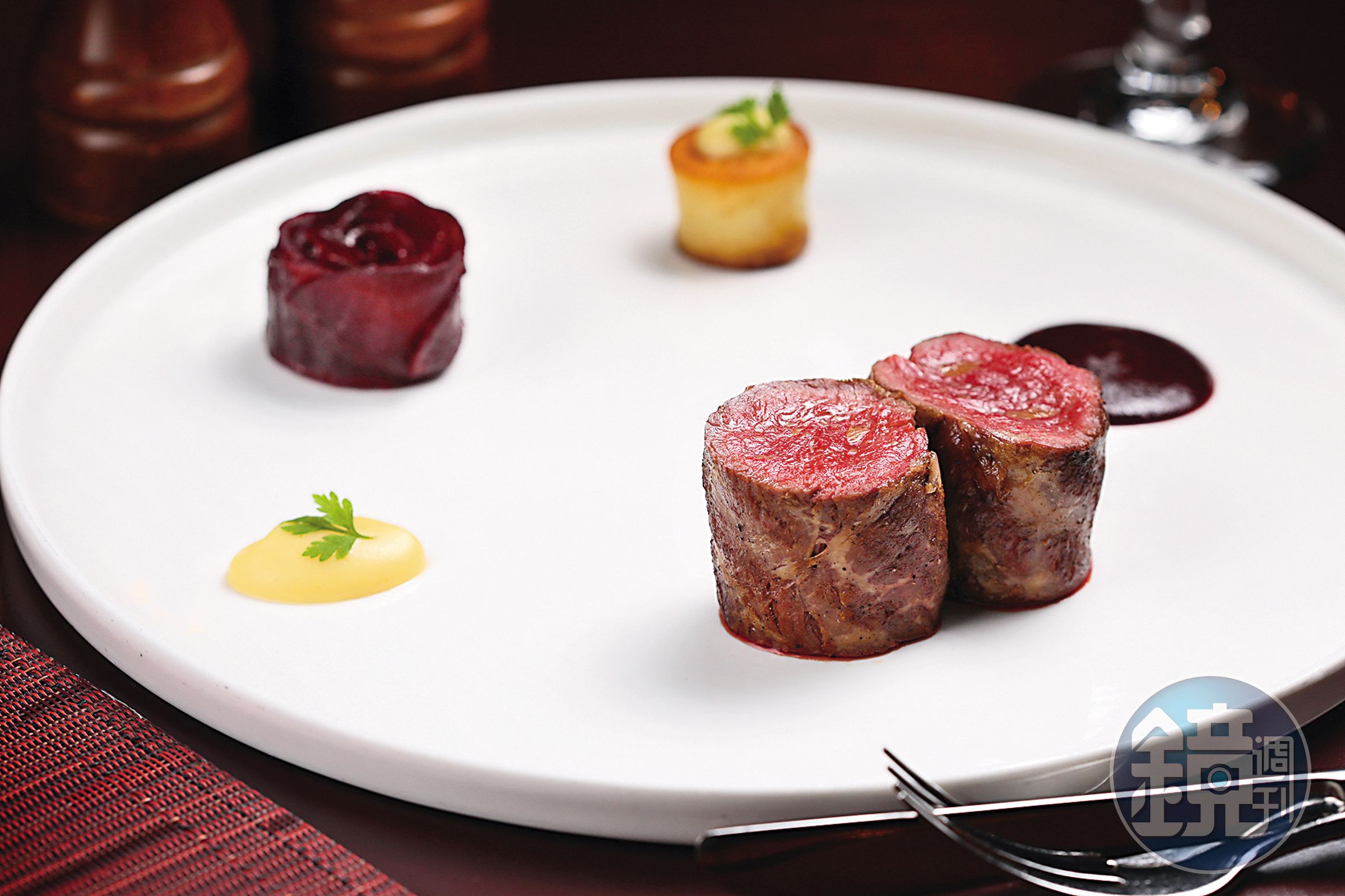 「碳烤紐西蘭鹿菲力、甜菜根醬汁」是以舒肥後的鹿肉搭配甜酸醬汁。（1,280元／份）