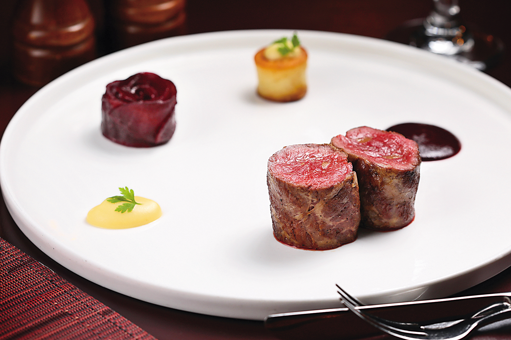 「碳烤紐西蘭鹿菲力、甜菜根醬汁」是以舒肥後的鹿肉搭配甜酸醬汁。（1,280元／份）