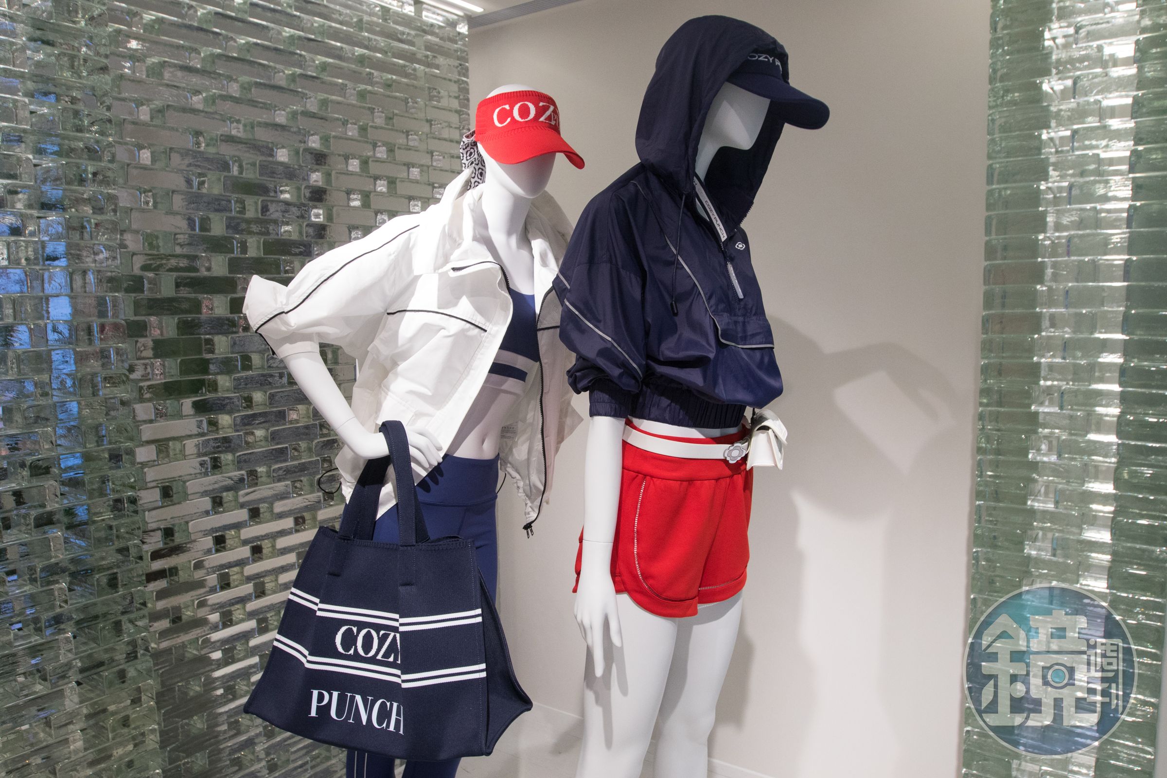 新品牌COZY PUNCH常見藍白紅的搭配。