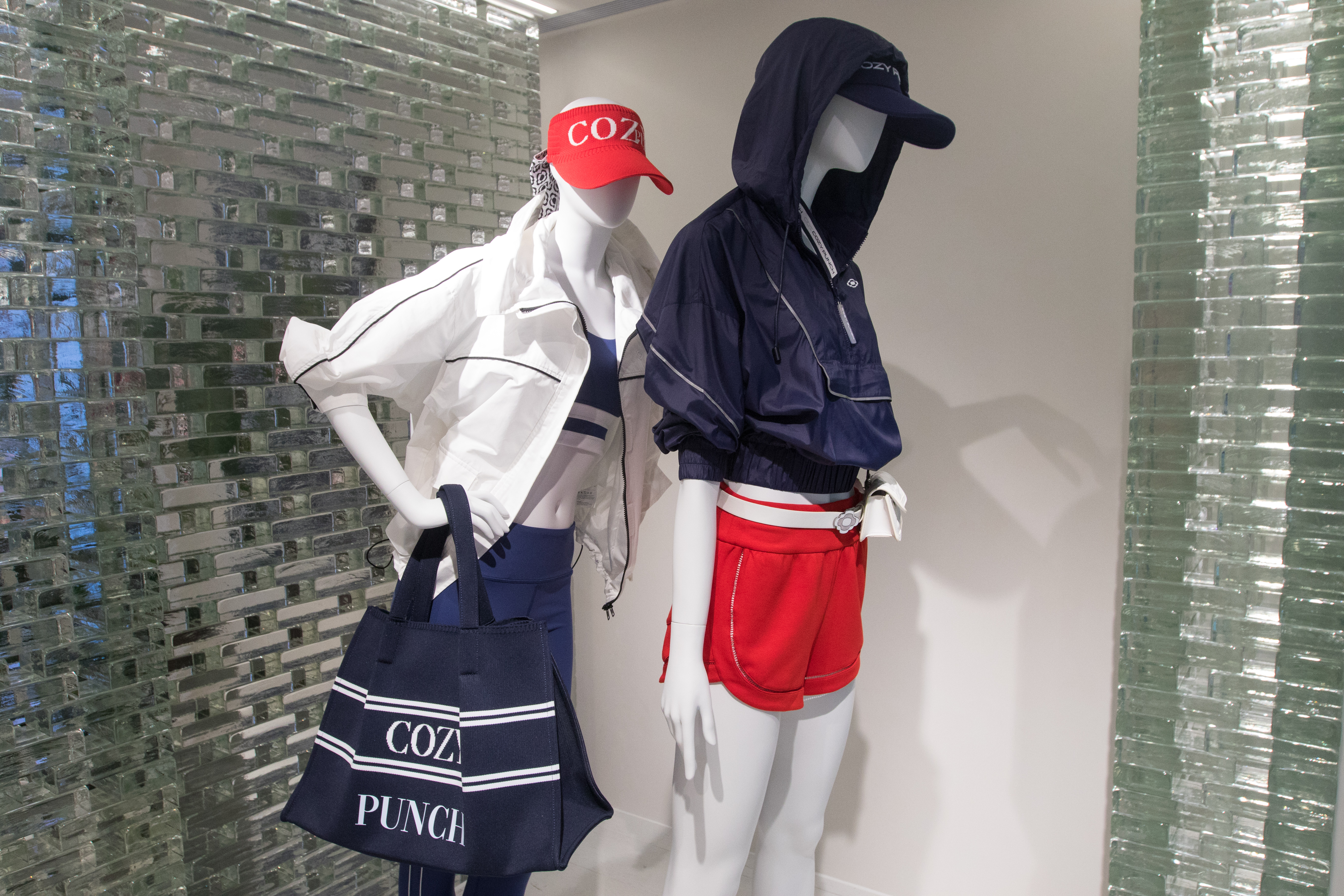 新品牌COZY PUNCH常見藍白紅的搭配。