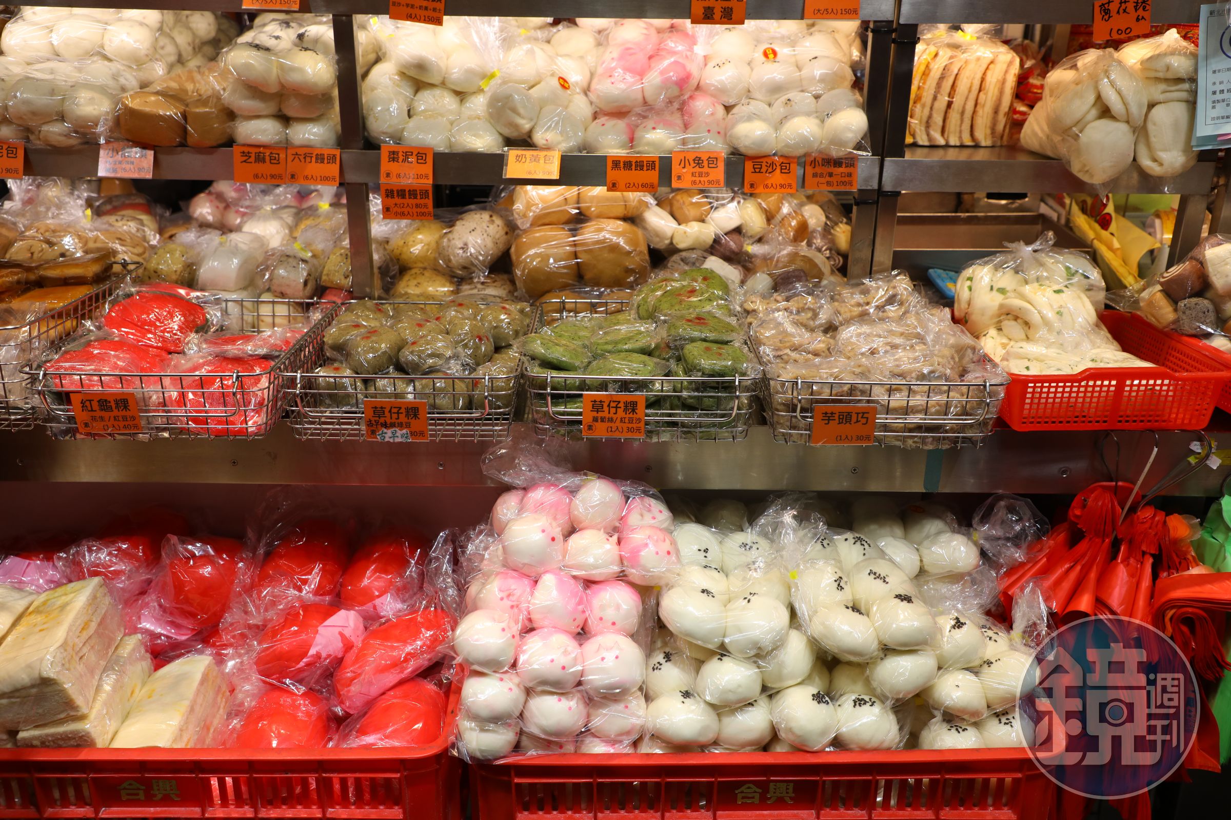 合興糕糰店提供各式麵食點心,品項多達上百種。