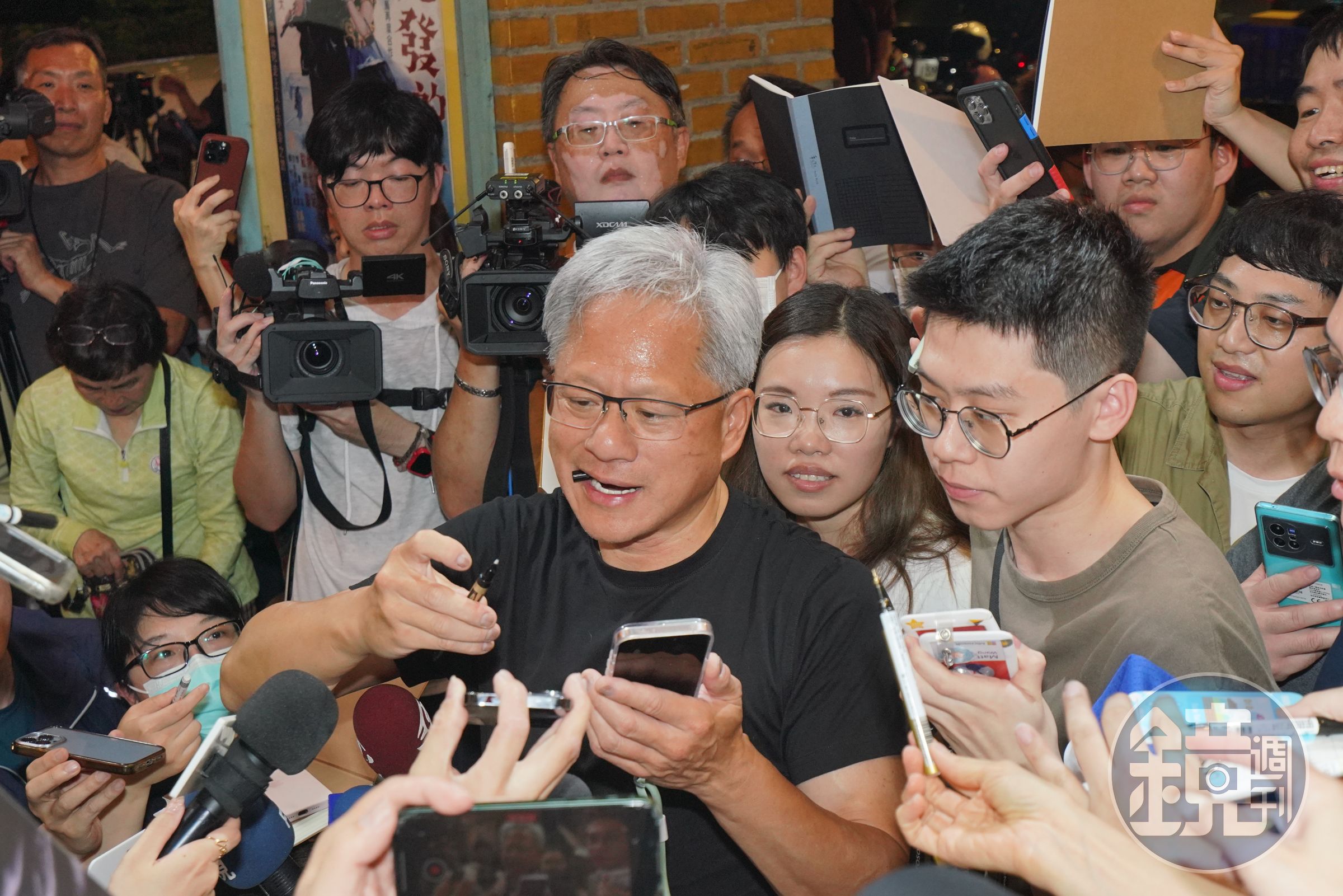 輝達執行長黃仁勳今日作東宴請台灣大咖供應商，也抽空與在外頭守候的粉絲互動。