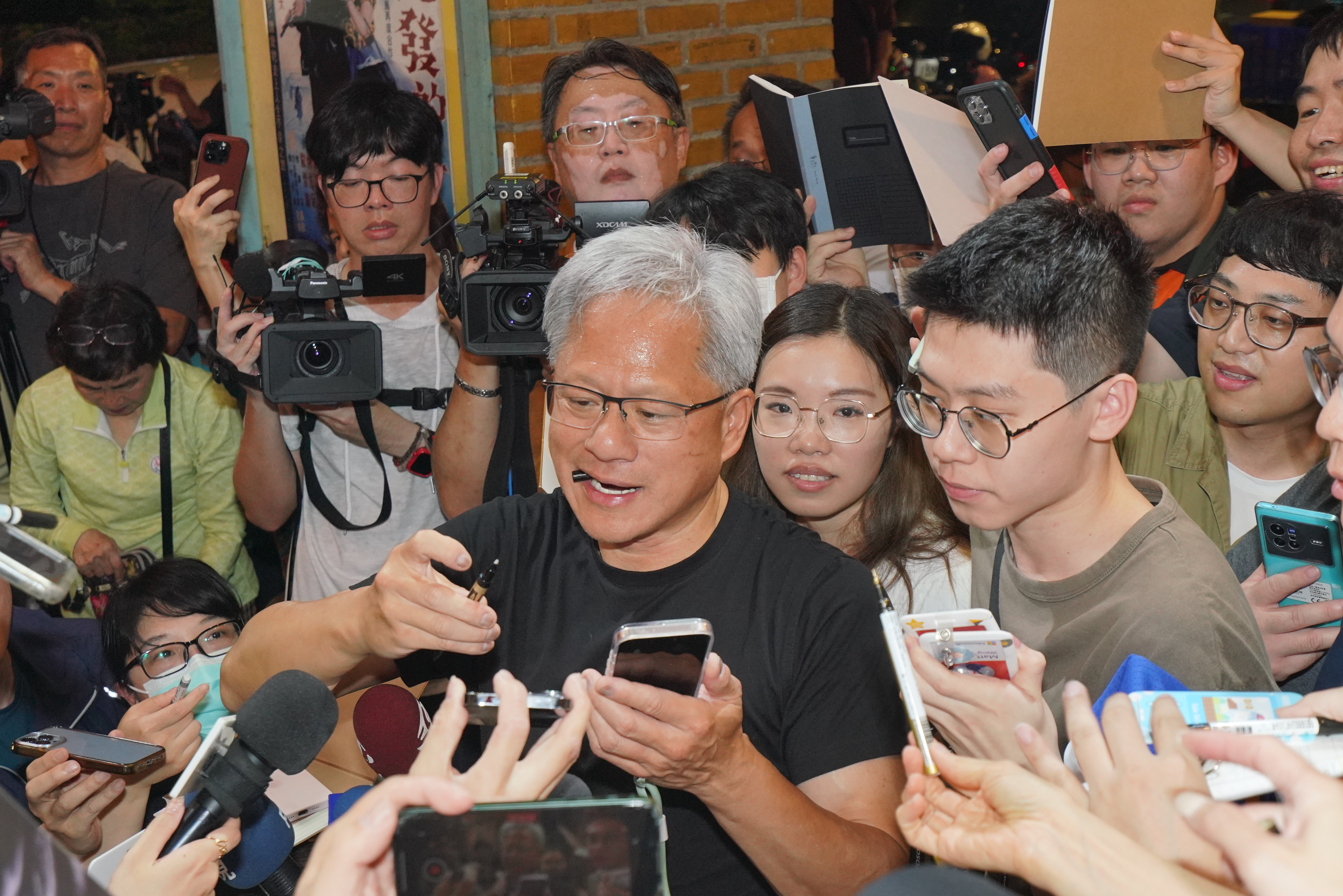 輝達執行長黃仁勳今日作東宴請台灣大咖供應商，也抽空與在外頭守候的粉絲互動。