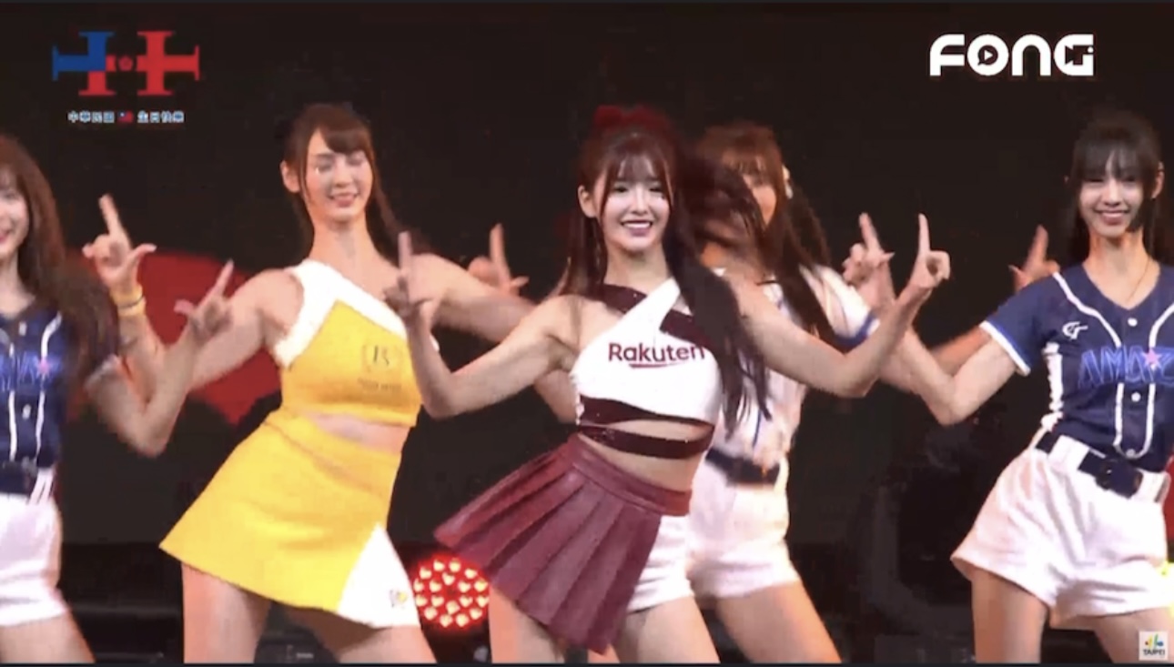 樂天啦啦隊女孩菲菲等人登國慶晚會熱舞。（樂天桃猿提供）