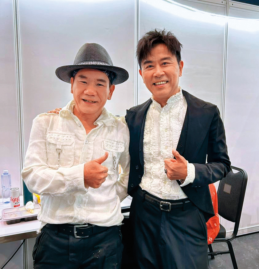 去年6月,伍思凱(右)到香港出席音樂晚會遇到趙傳(左),兩人在後台暢聊年輕往事,並拍照上傳。(翻攝自趙傳臉書)