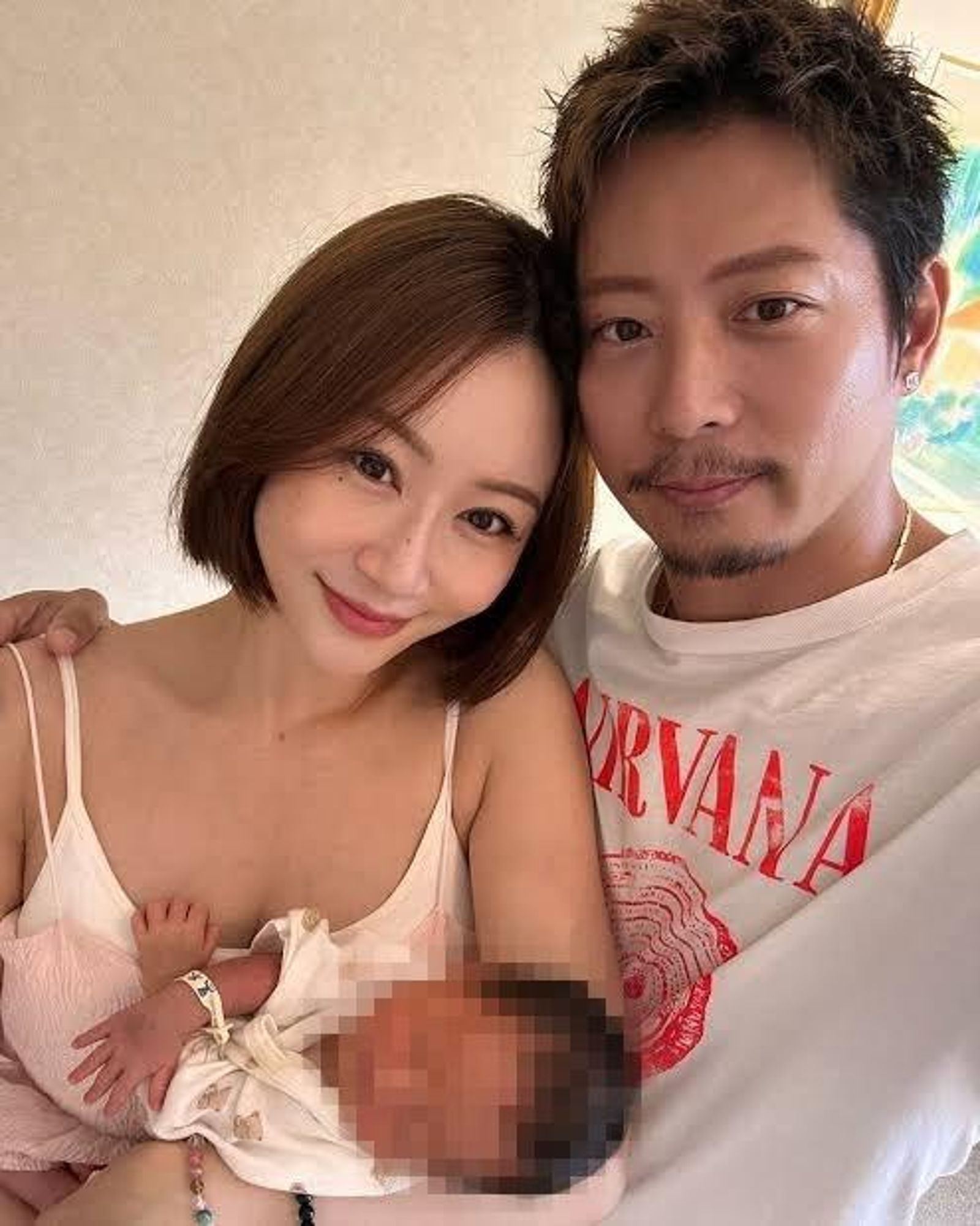 黑木啓司與宮崎麗果2021年結婚，育有兩名子女，過去經常透過社群分享家庭生活。（網路圖片）