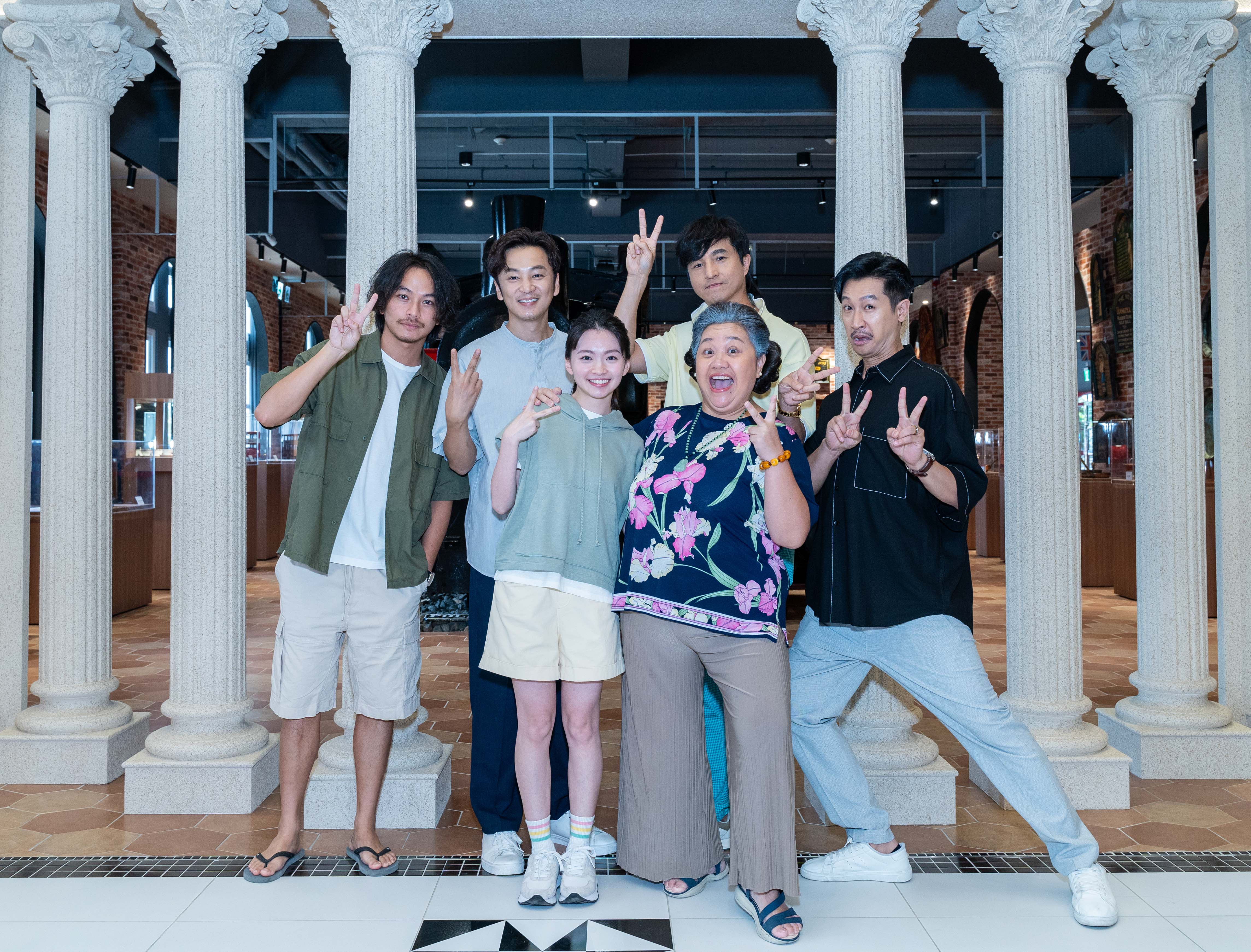 《我的婆婆怎麼那麼可愛2》演員楊銘威(左起)、張書偉、喬湲媛、鍾欣凌、王少偉、Darren邱凱偉拍攝殺青。(公視提供)