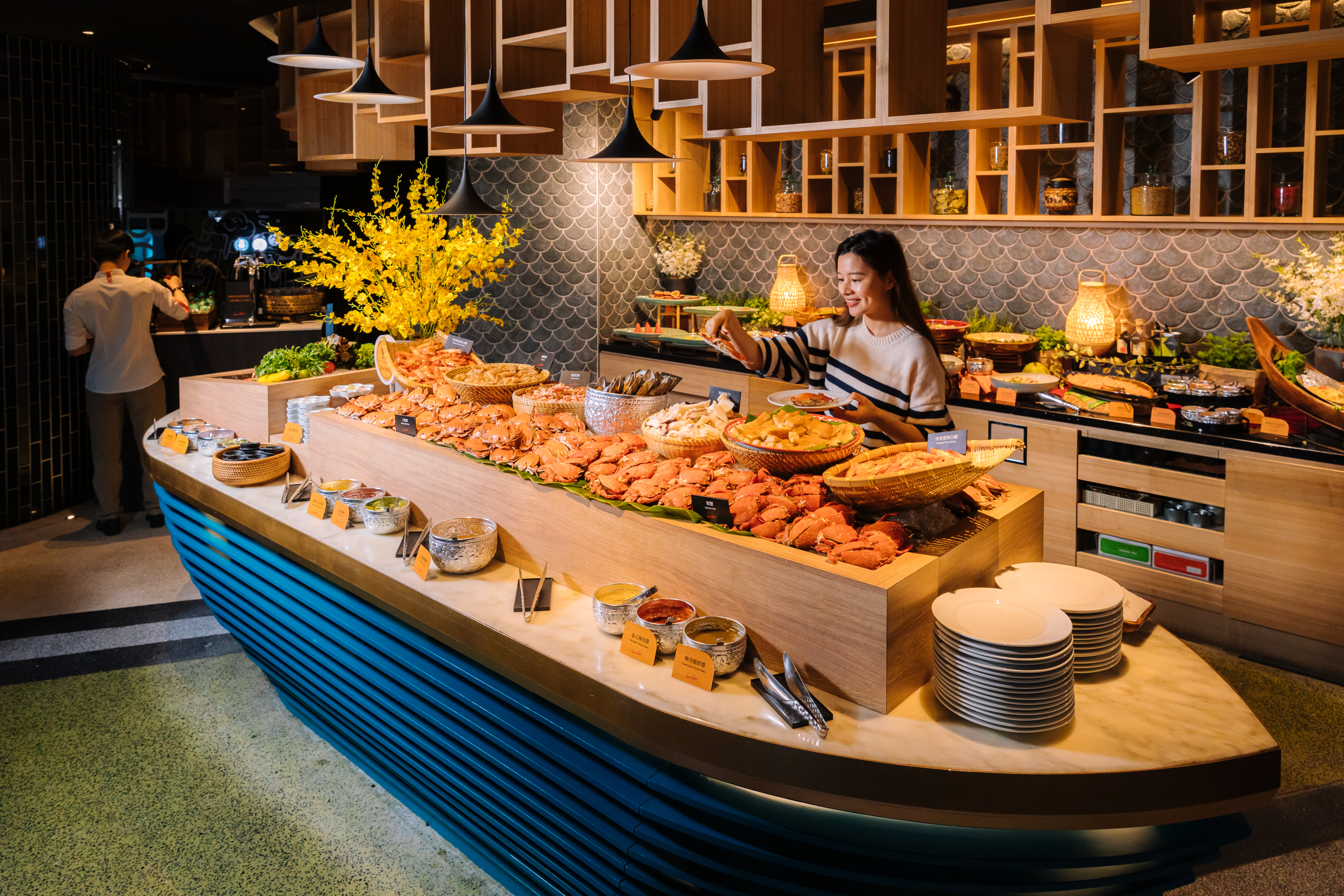 全新的「泰市場」餐檯上料理道數從60多道增加為90多道，三點蟹、象拔蚌、旭蟹等海鮮堆成小山。