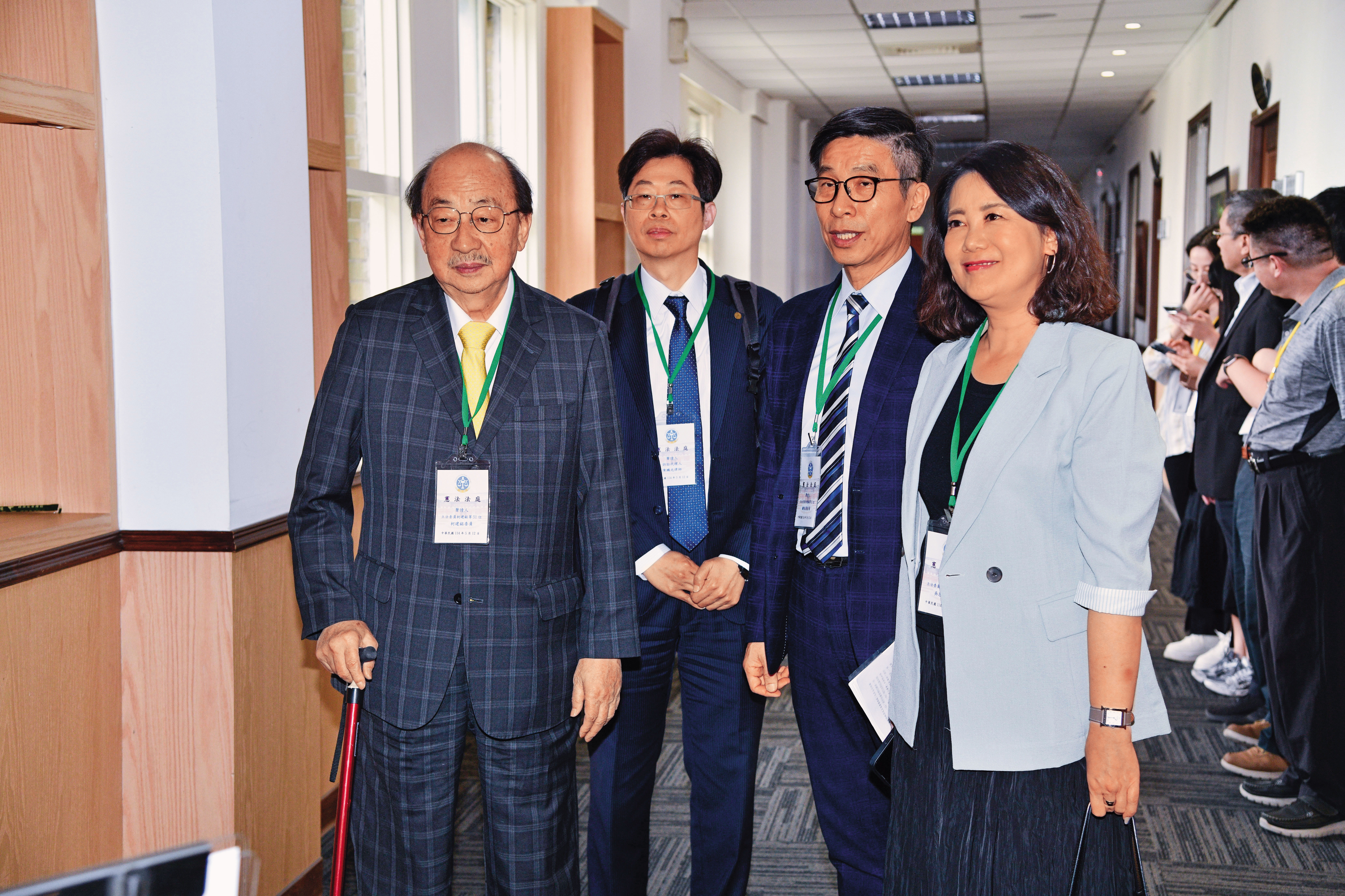 柯建銘（左1）、鍾佳濱（右2）、吳思瑤（右1）如今都是黨團內要角。（鏡報李智為）