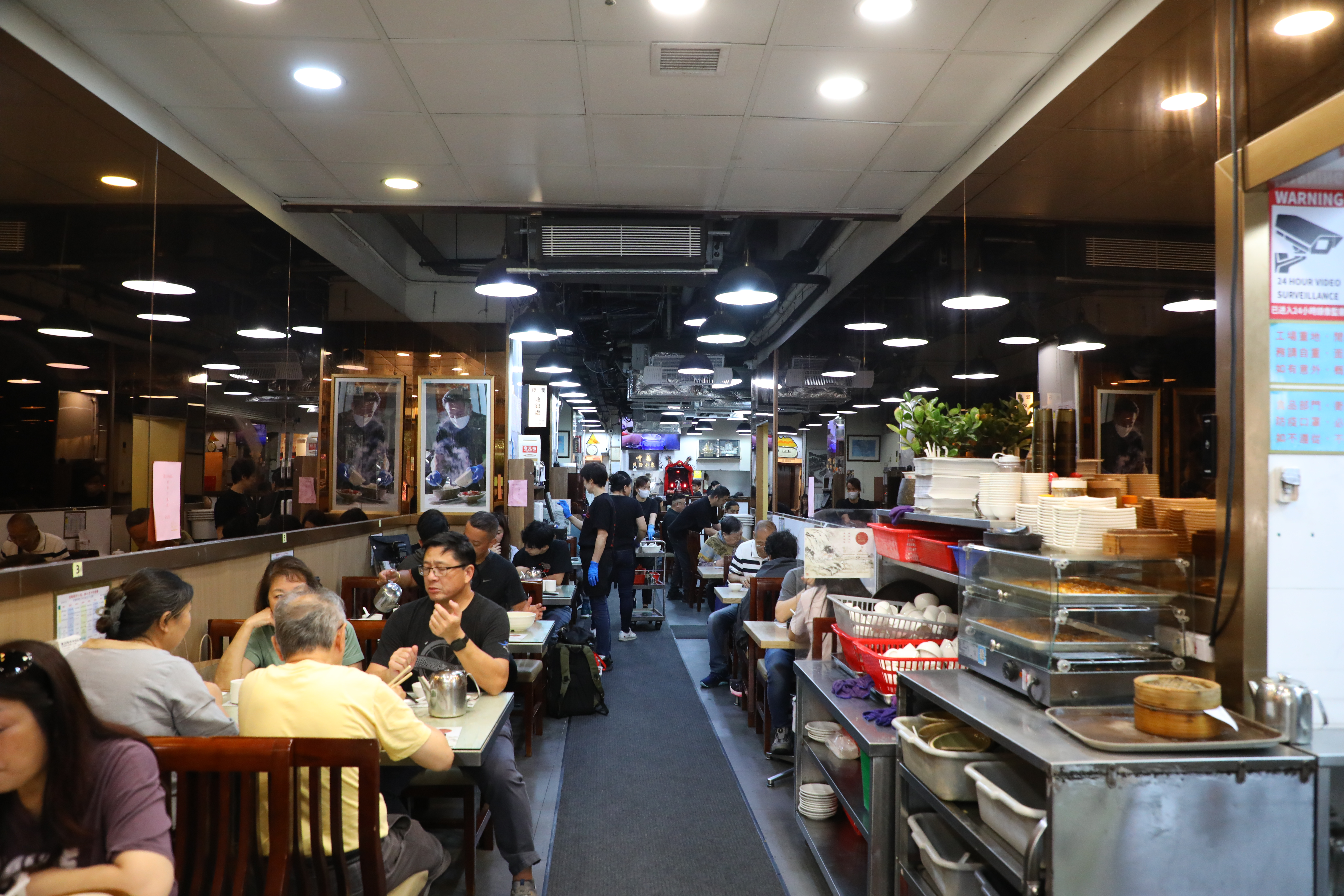 店內空間狹窄，座位不算太多，冬日旺季必然大排長龍。