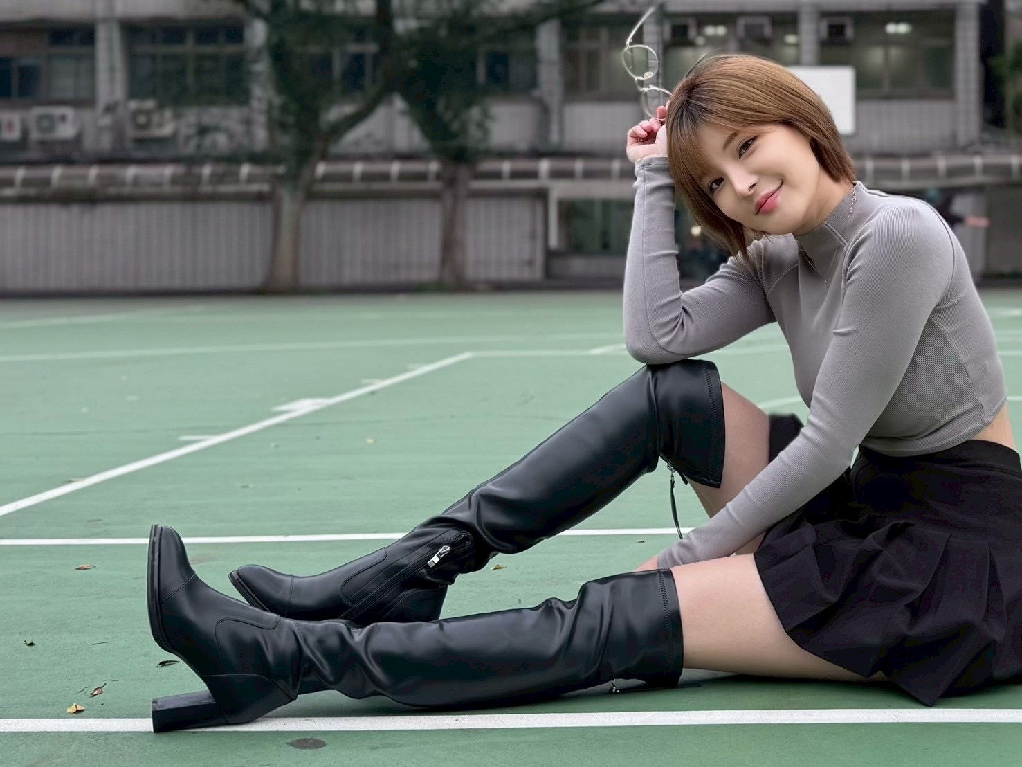 孟慶而身穿百褶裙和緊身上衣，引發網友瘋狂討論。（孟慶而提供）