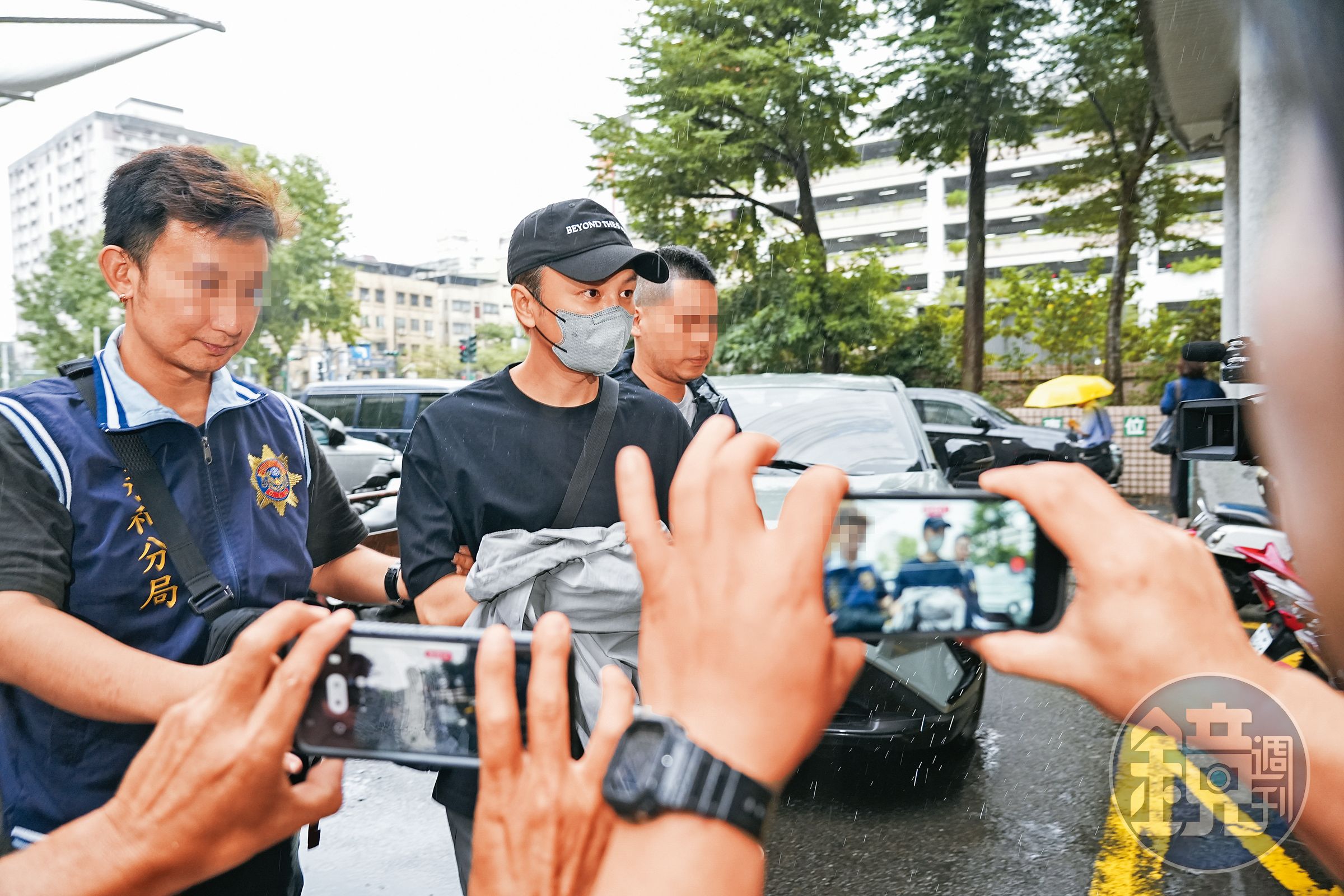 以「地中海型貧血」躲過兵役的書偉，近日被拘提時遭警上銬帶走。