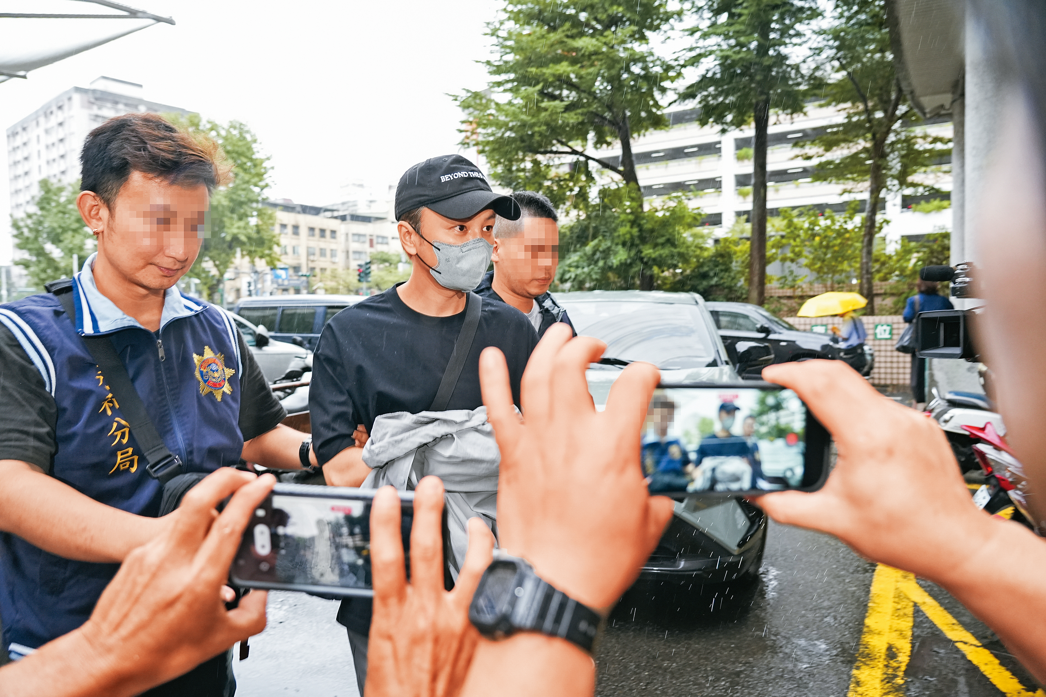 以「地中海型貧血」躲過兵役的書偉，近日被拘提時遭警上銬帶走。