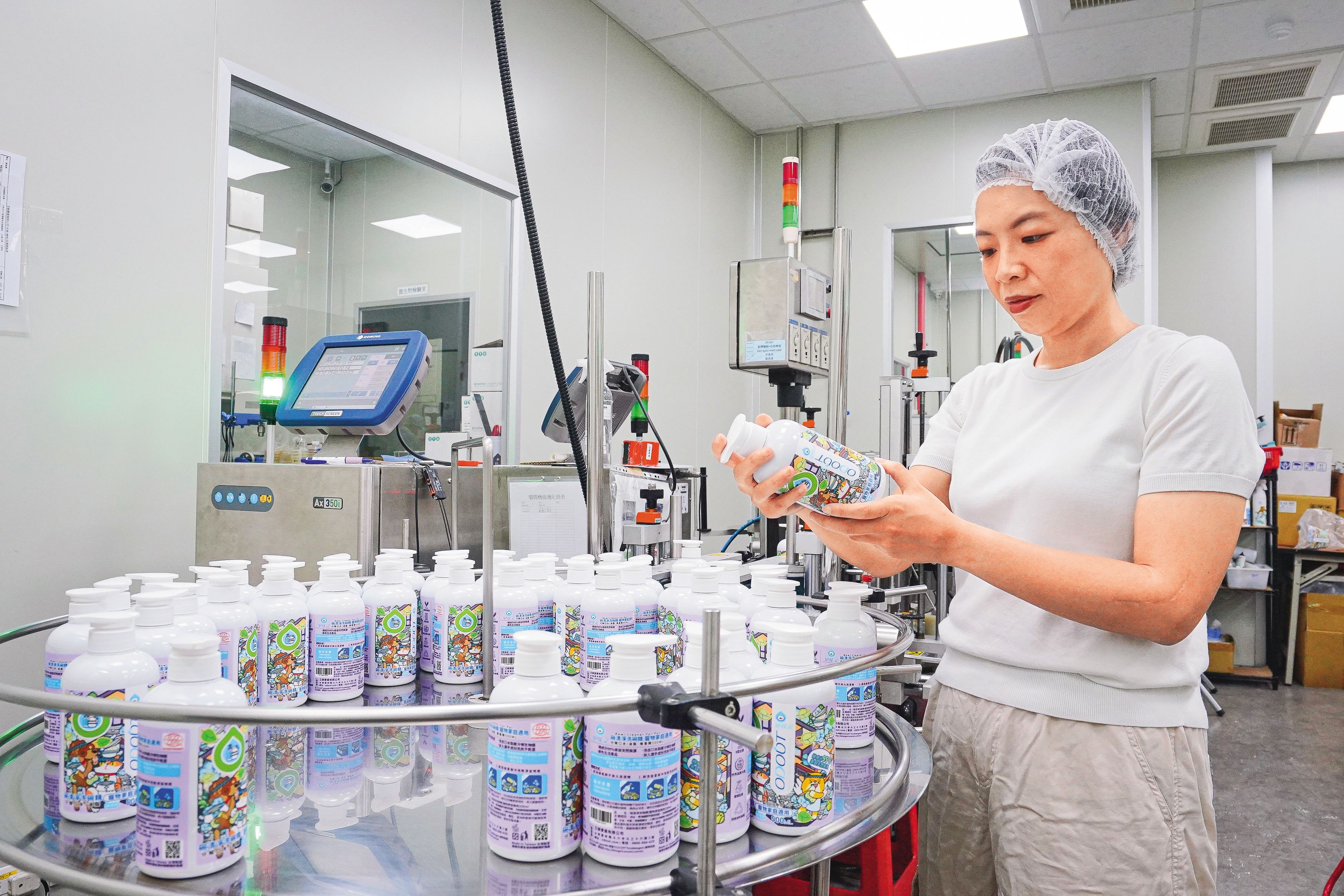夏綾那不只投入自動化生產，雲林斗六的工廠並通過GMP認證，除外銷外，也幫國外品牌代工。