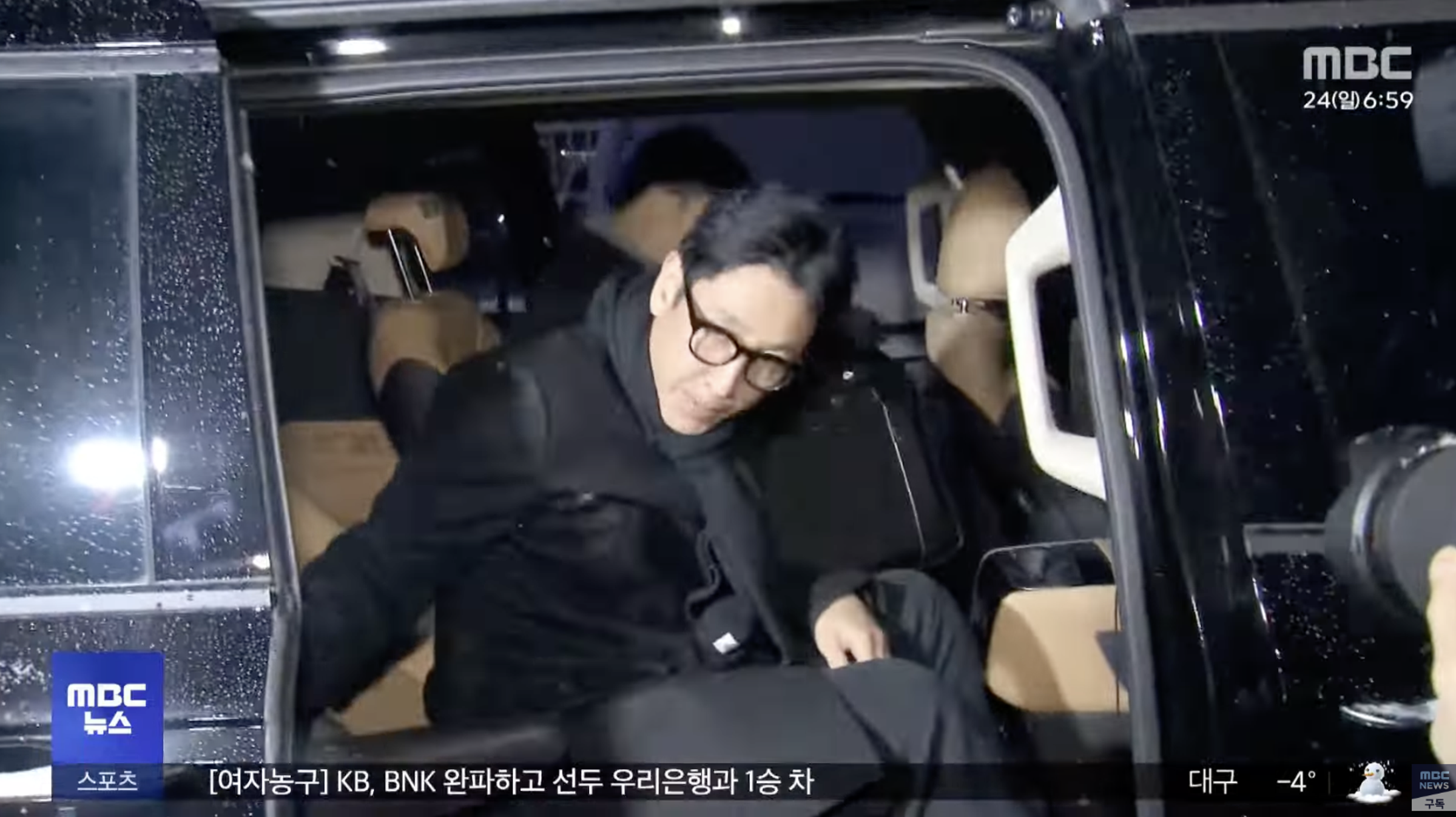 李善均本月24日接受完19小時問訊後上車離開,這是他在大眾面前的最後一次公開露面。(翻攝MBC news YT)