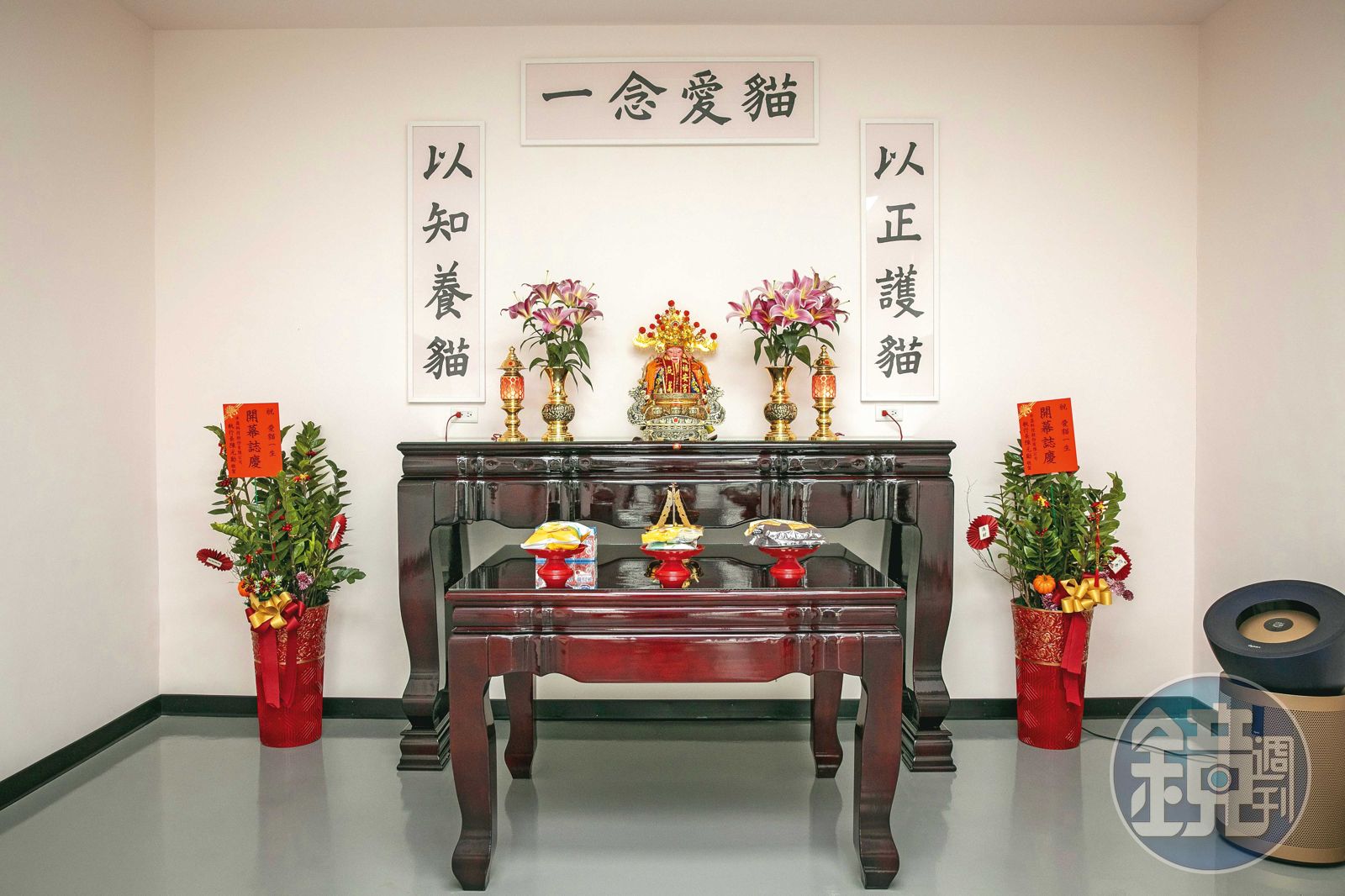 詹岳霖特別請回車城土地公，每天上班都會先向神明上香，祈求新事業順利