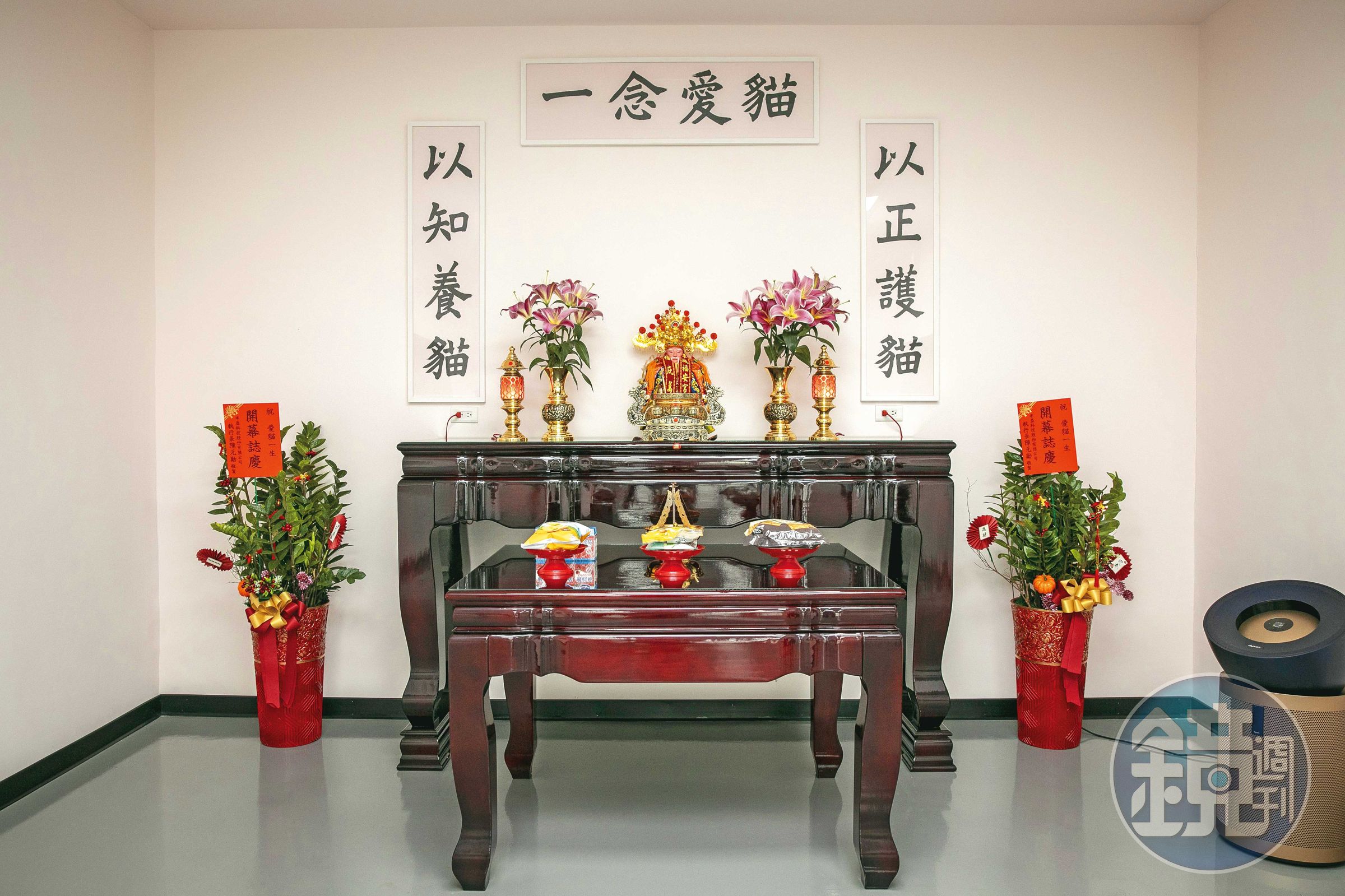 詹岳霖特別請回車城土地公,每天上班都會先向神明上香,祈求新事業順利。