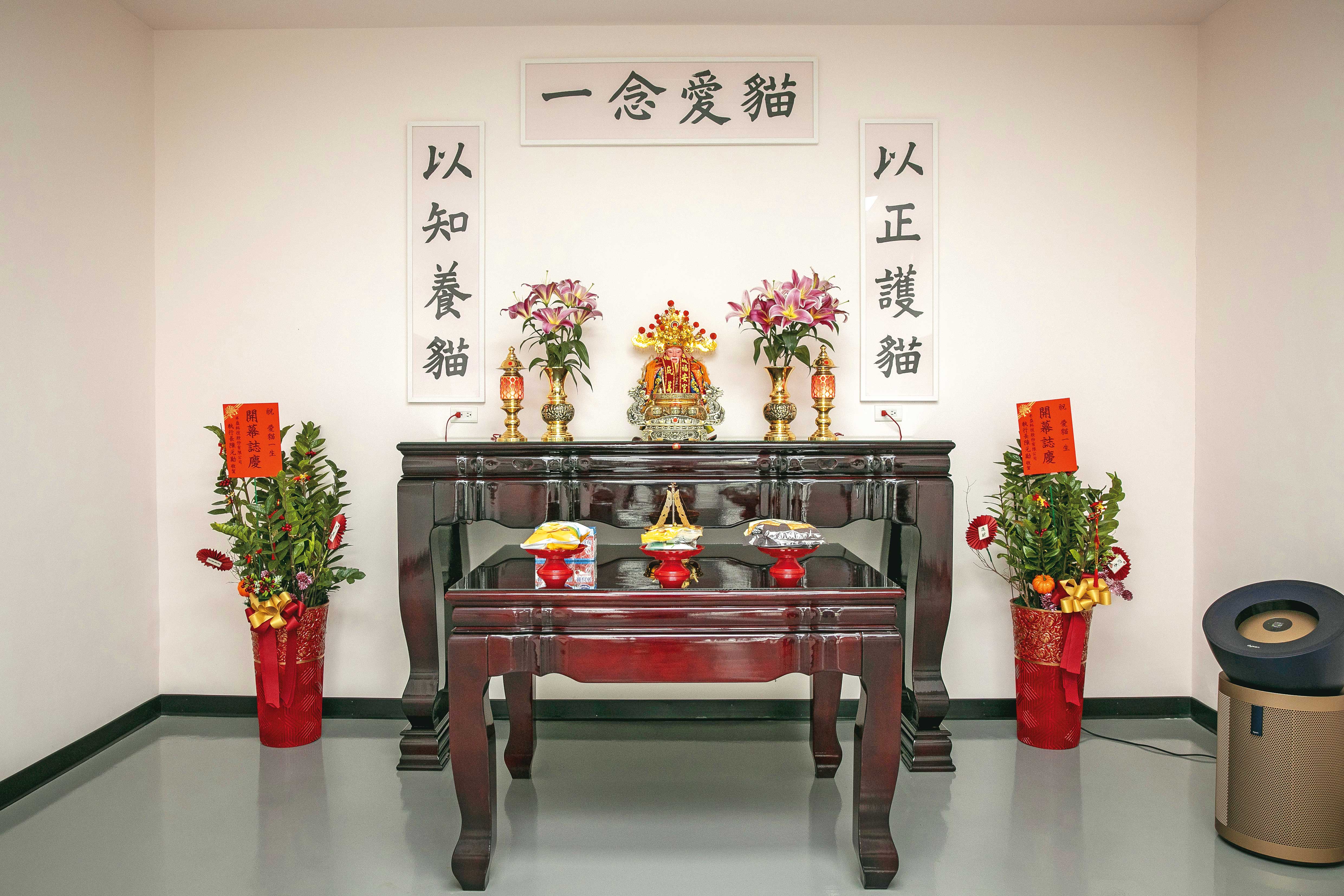 詹岳霖特別請回車城土地公,每天上班都會先向神明上香,祈求新事業順利。
